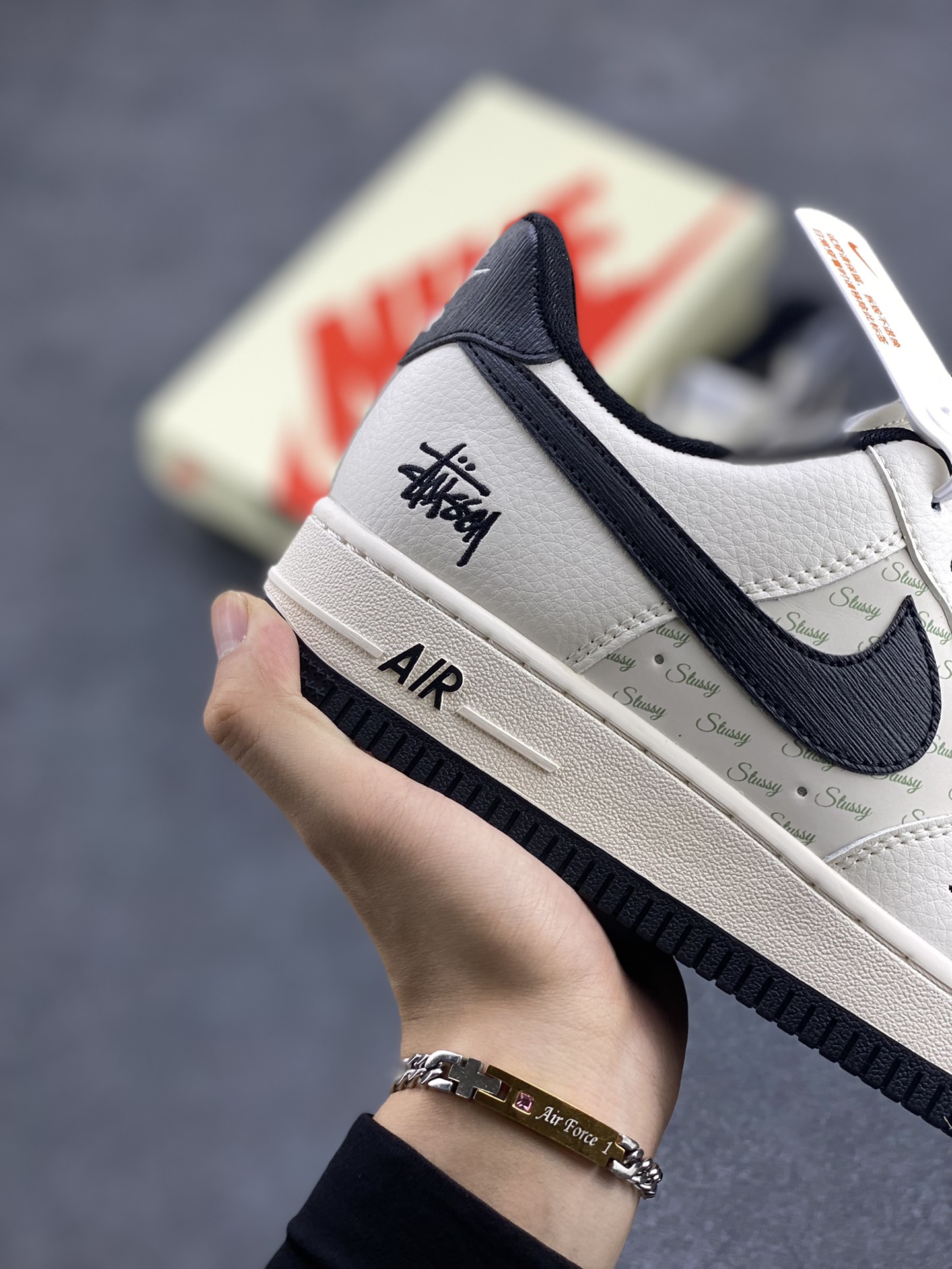 图片[6]-NIke Air Force 1 \’07 Low “斯图西联名–米白墨黑”空军一号 低帮 运动鞋 休闲鞋 折边针车 工艺难度大 原楦头原纸板 原装鞋盒 定制五金配件 内置全掌气垫 原厂鞋底 货号：XZ3328-001 尺码：36 36.5 37.5 38 38.5 39 40 40.5 41 42 42.5 43 44 44.5 45-选品中心