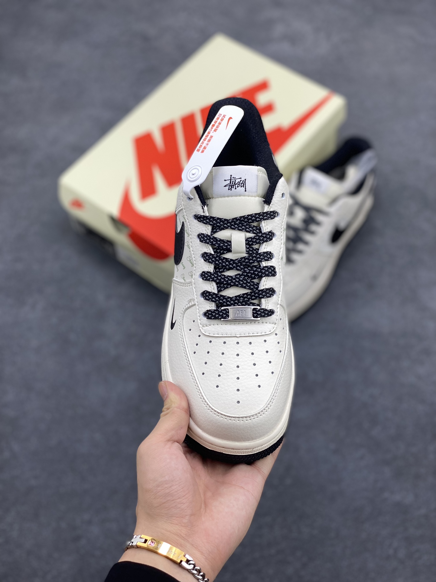 图片[2]-NIke Air Force 1 \’07 Low “斯图西联名–米白墨黑”空军一号 低帮 运动鞋 休闲鞋 折边针车 工艺难度大 原楦头原纸板 原装鞋盒 定制五金配件 内置全掌气垫 原厂鞋底 货号：XZ3328-001 尺码：36 36.5 37.5 38 38.5 39 40 40.5 41 42 42.5 43 44 44.5 45-选品中心