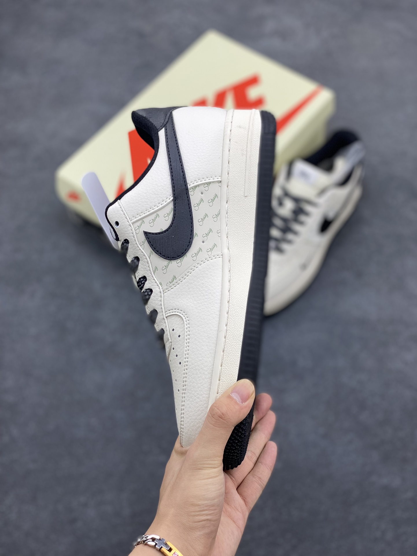 图片[3]-NIke Air Force 1 \’07 Low “斯图西联名–米白墨黑”空军一号 低帮 运动鞋 休闲鞋 折边针车 工艺难度大 原楦头原纸板 原装鞋盒 定制五金配件 内置全掌气垫 原厂鞋底 货号：XZ3328-001 尺码：36 36.5 37.5 38 38.5 39 40 40.5 41 42 42.5 43 44 44.5 45-选品中心