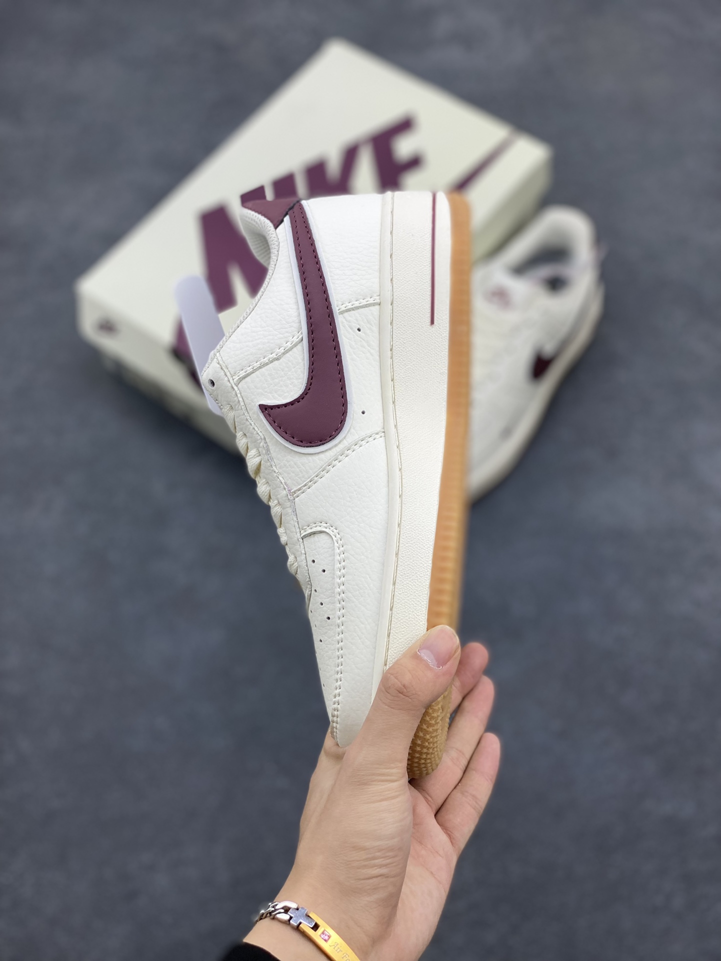 图片[3]-小红书爆款 官方同步 Nike Air Force 1 Low \’07 酒红小勾复古低帮空军一号休闲板鞋 3M反光 定制皮料 原楦原纸板 纯正版型 清洁度完美 内置全掌气垫 货号：WA0531-308 尺码：36 36.5 37.5 38 38.5 39 40 40.5 41 42 42.5 43 44 45-选品中心