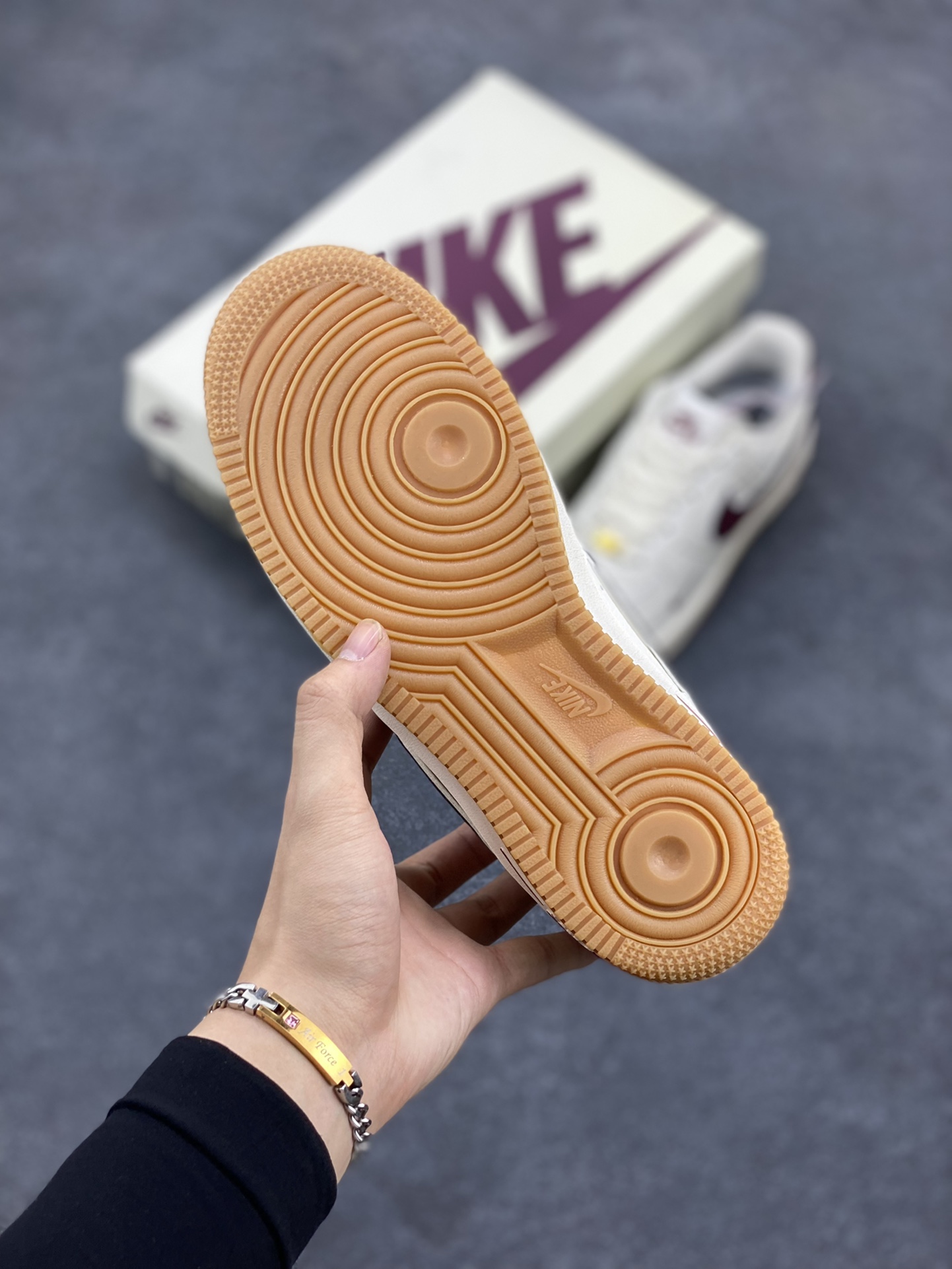 图片[5]-小红书爆款 官方同步 Nike Air Force 1 Low \’07 酒红小勾复古低帮空军一号休闲板鞋 3M反光 定制皮料 原楦原纸板 纯正版型 清洁度完美 内置全掌气垫 货号：WA0531-308 尺码：36 36.5 37.5 38 38.5 39 40 40.5 41 42 42.5 43 44 45-选品中心