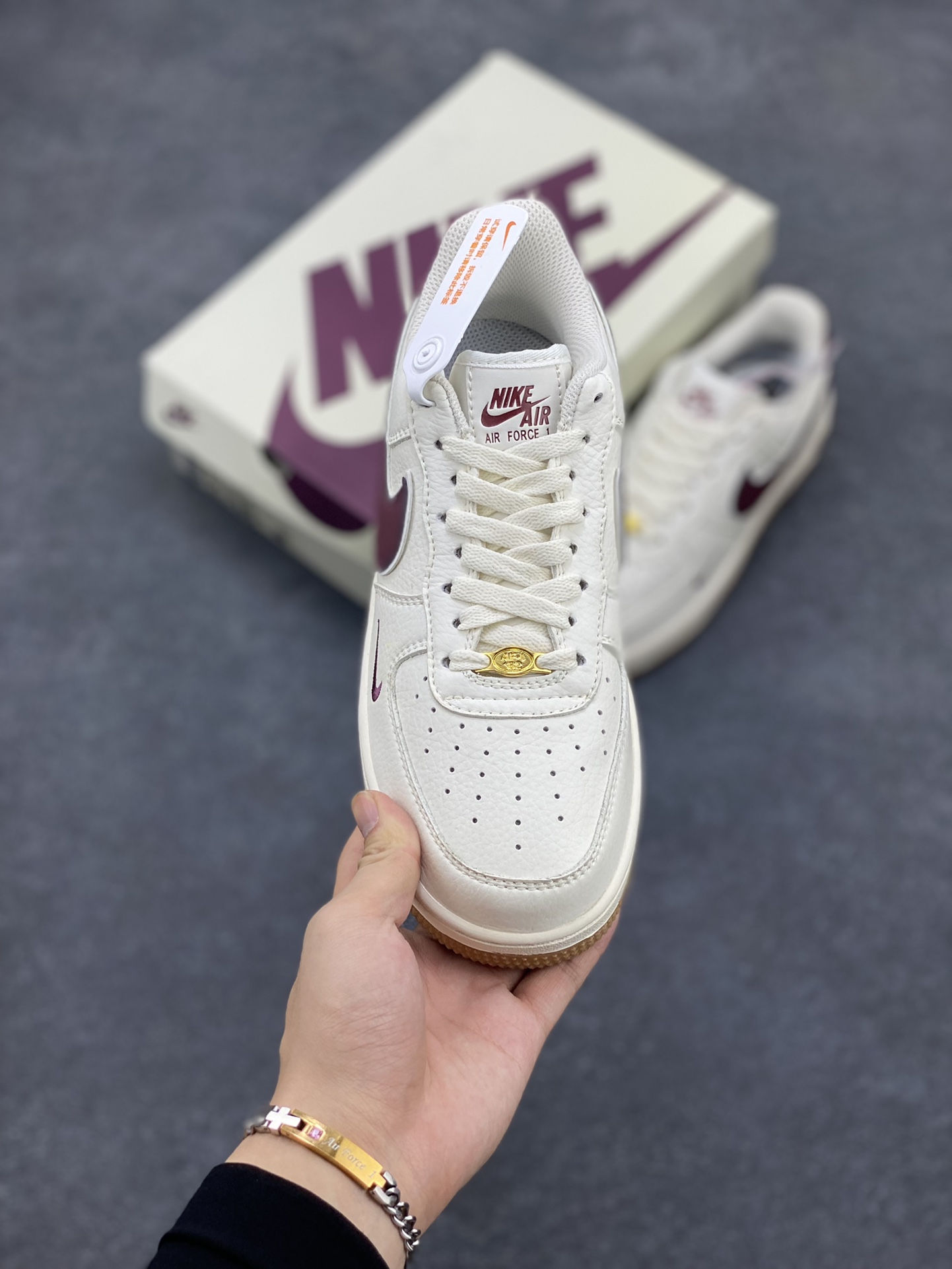 图片[2]-小红书爆款 官方同步 Nike Air Force 1 Low \’07 酒红小勾复古低帮空军一号休闲板鞋 3M反光 定制皮料 原楦原纸板 纯正版型 清洁度完美 内置全掌气垫 货号：WA0531-308 尺码：36 36.5 37.5 38 38.5 39 40 40.5 41 42 42.5 43 44 45-选品中心