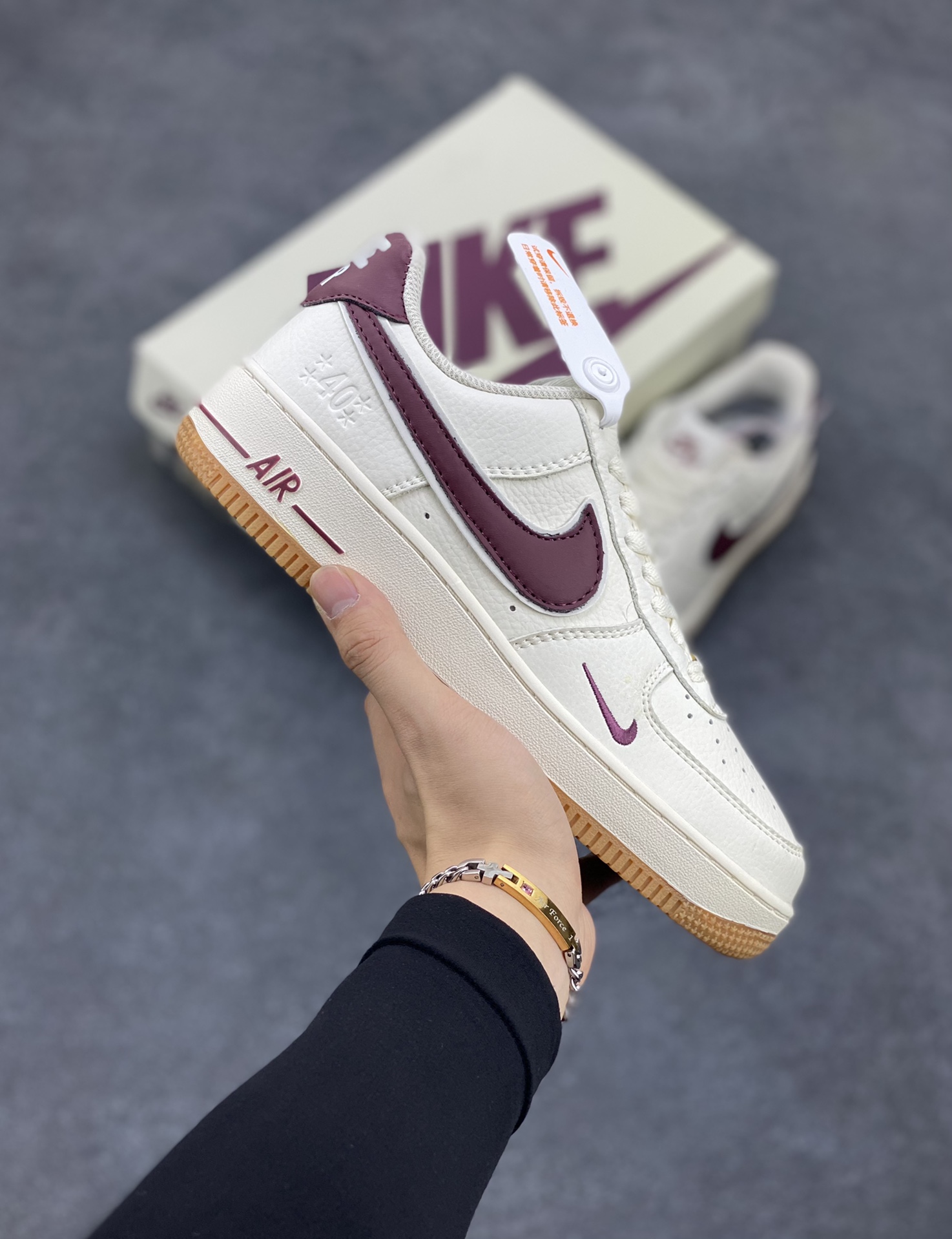 小红书爆款 官方同步 Nike Air Force 1 Low \’07 酒红小勾复古低帮空军一号休闲板鞋 3M反光 定制皮料 原楦原纸板 纯正版型 清洁度完美 内置全掌气垫 货号:WA0531-308 尺码:36 36.5 37.5 38 38.5 39 40 40.5 41 42 42.5 43 44 45-选品中心