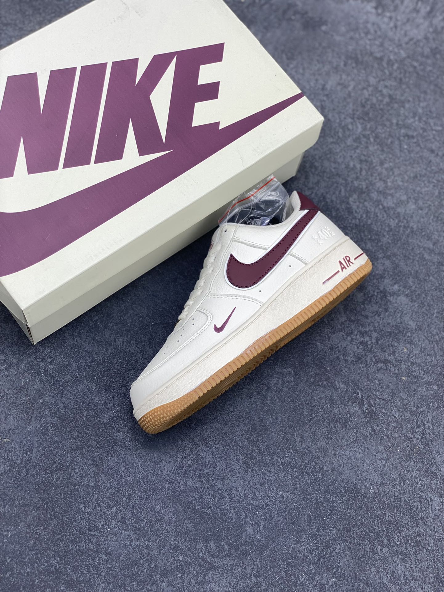 图片[7]-小红书爆款 官方同步 Nike Air Force 1 Low \’07 酒红小勾复古低帮空军一号休闲板鞋 3M反光 定制皮料 原楦原纸板 纯正版型 清洁度完美 内置全掌气垫 货号：WA0531-308 尺码：36 36.5 37.5 38 38.5 39 40 40.5 41 42 42.5 43 44 45-选品中心
