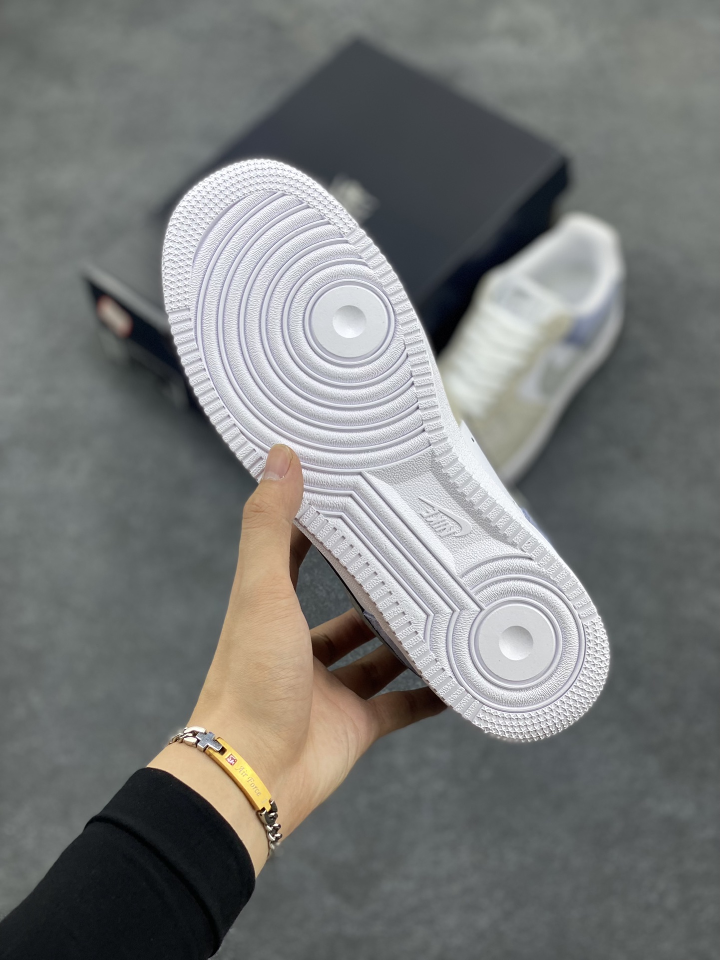 图片[5]-Nike Air Force 1 Low 07 白灰紫配色 空军一号低帮休闲板鞋 原厂麂皮 原楦原纸板 纯正版型 正品NFC感应芯片 高清洁度 内置全掌气垫 货号：LM2033-208 尺码：36 36.5 37.5 38 38.5 39 40 40.5 41 42 42.5 43 44 44.5 45-选品中心