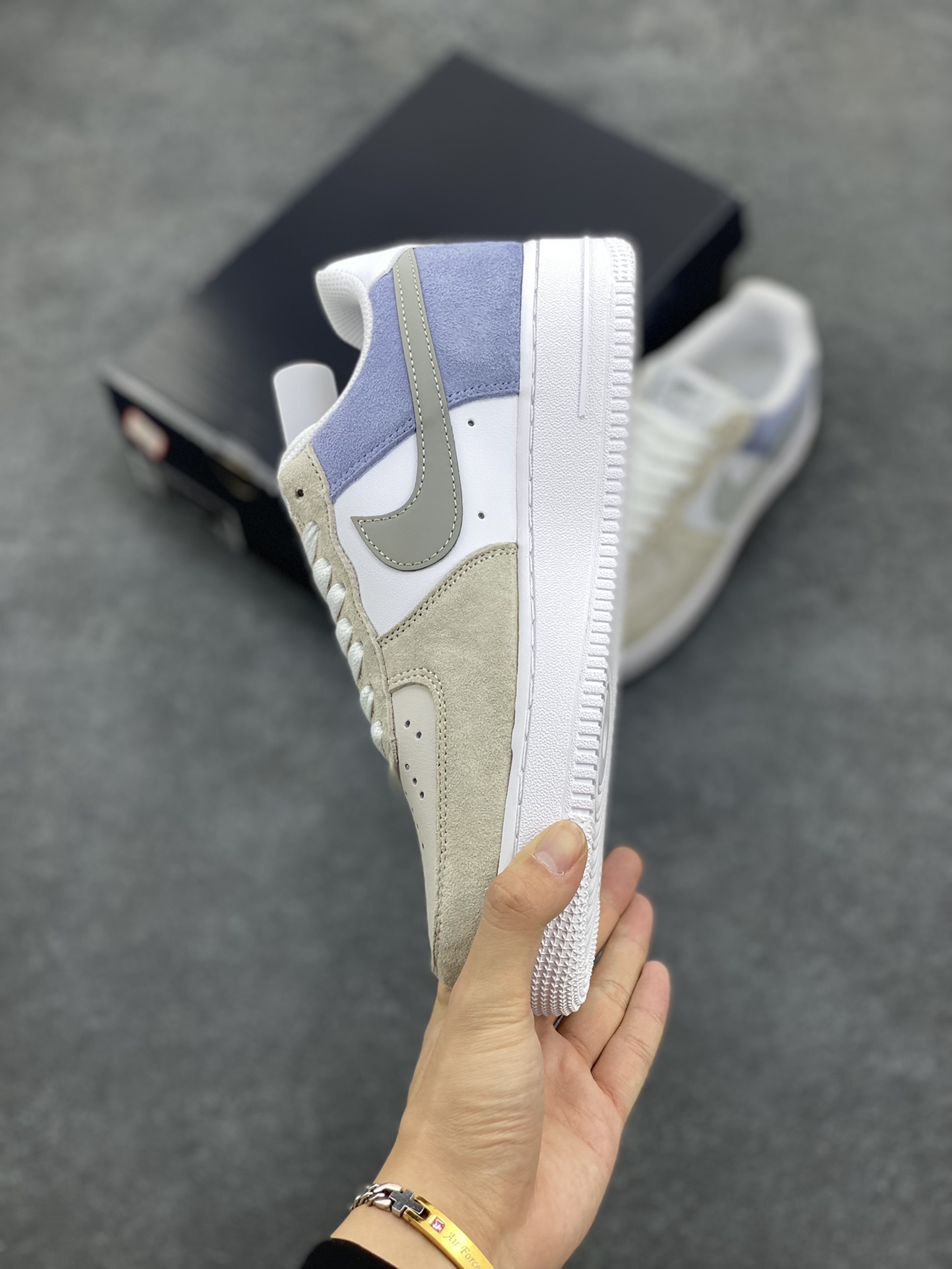 图片[3]-Nike Air Force 1 Low 07 白灰紫配色 空军一号低帮休闲板鞋 原厂麂皮 原楦原纸板 纯正版型 正品NFC感应芯片 高清洁度 内置全掌气垫 货号：LM2033-208 尺码：36 36.5 37.5 38 38.5 39 40 40.5 41 42 42.5 43 44 44.5 45-选品中心