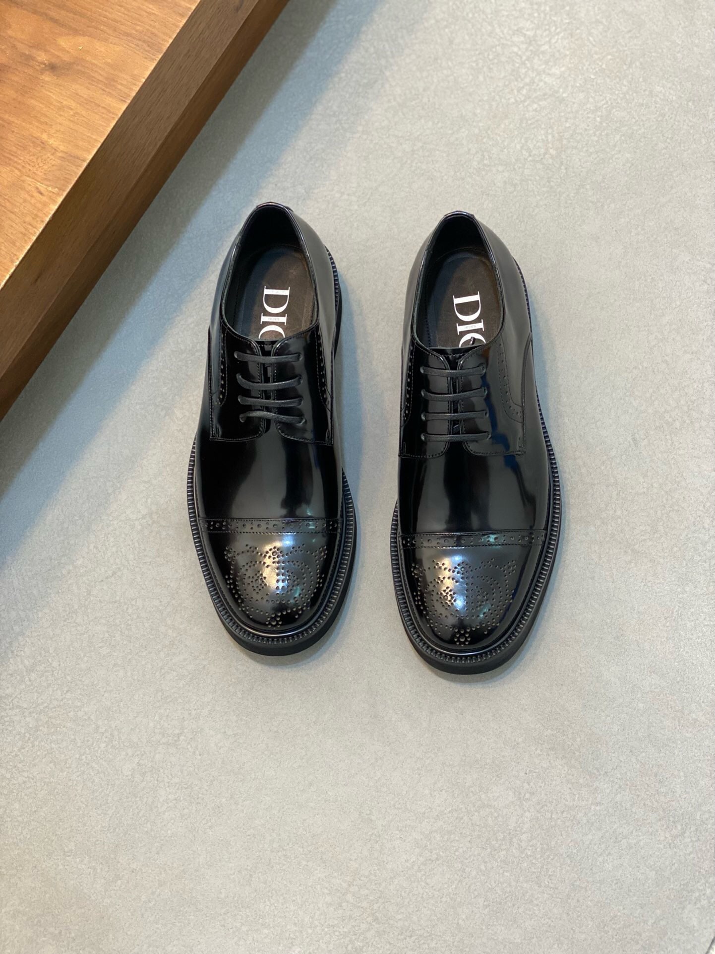 NO:217560,Brand Dior color original color matching, code number 39-44 customized 38.45 price Material Dior casual leather shoes, the same style as the counter is preferred imported pearlescent cowhide head layer cowhide inner cowhide foot pad style atmospheric footwear, perfect flow line, high quality workmanship 1:1 accurate reproduction, pure handmade to create a comfortable wearing experience new style original foamed sole, Dior leather shoes, dior, dior, cowhide19860909品牌Dior 颜色原版配色 码数39-44定做38.45 价格 材质迪奥休闲皮鞋 专柜同款优选进口珠光牛皮头层牛皮内里牛皮垫脚版型大气上脚超有气质完美的流线高品质做工1:1精准复刻 纯手工打造舒适的穿着体验新款 原版发泡大底,Dior皮鞋,dior,dior,cowhide,Men's shoes