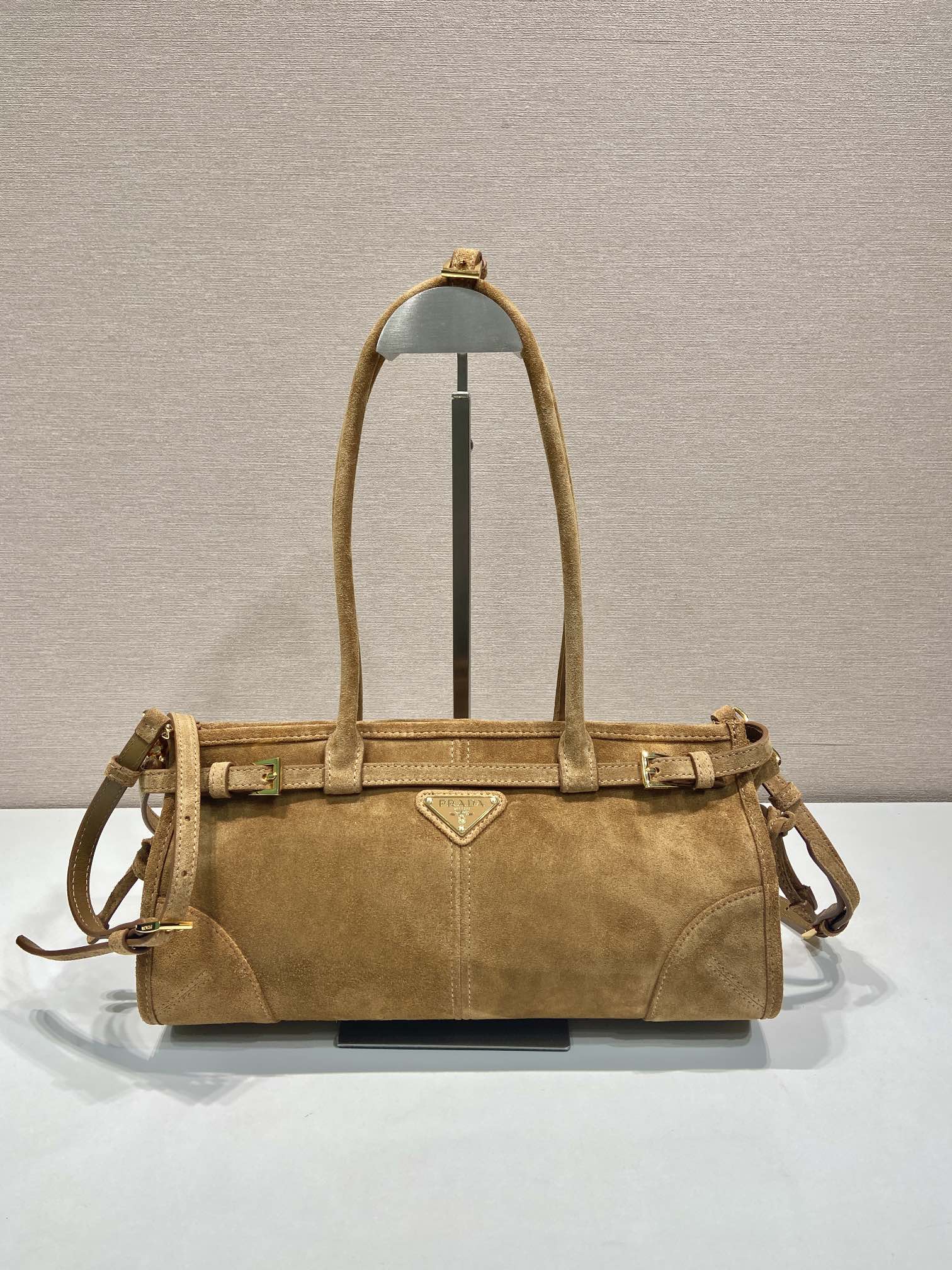 NO:557268,LusSolf nubuck leather 1BA426 cinnamon color This hand-held cross-body bag is made of imported nubuck leather, exuding a classic atmosphere. It is equipped with a detachable and adjustable long shoulder strap, which is convenient for different occasions. It has a very large capacity and is easy to use. It is definitely a must-have for fashionistas. Hurry up and take this retro style handbag home!  Length 32x height 15.5x bottom 12cm, Prada [price based on quantity], prada, satchels, crossbody bags19860909批 LusSolf磨砂皮1BA426肉桂色 这款手提斜挎包采用进口磨砂皮,散发出古典气息,配有一条可拆卸调节的长肩带,方便不同场合搭配,容量空间非常大,巨巨好用,绝对是时商达人们的必备款,赶紧把这款复古格调手拎包带回家吧！长32x高15.5x底12cm,普拉达【跑量价】,prada,satchels,crossbody bags,Bag