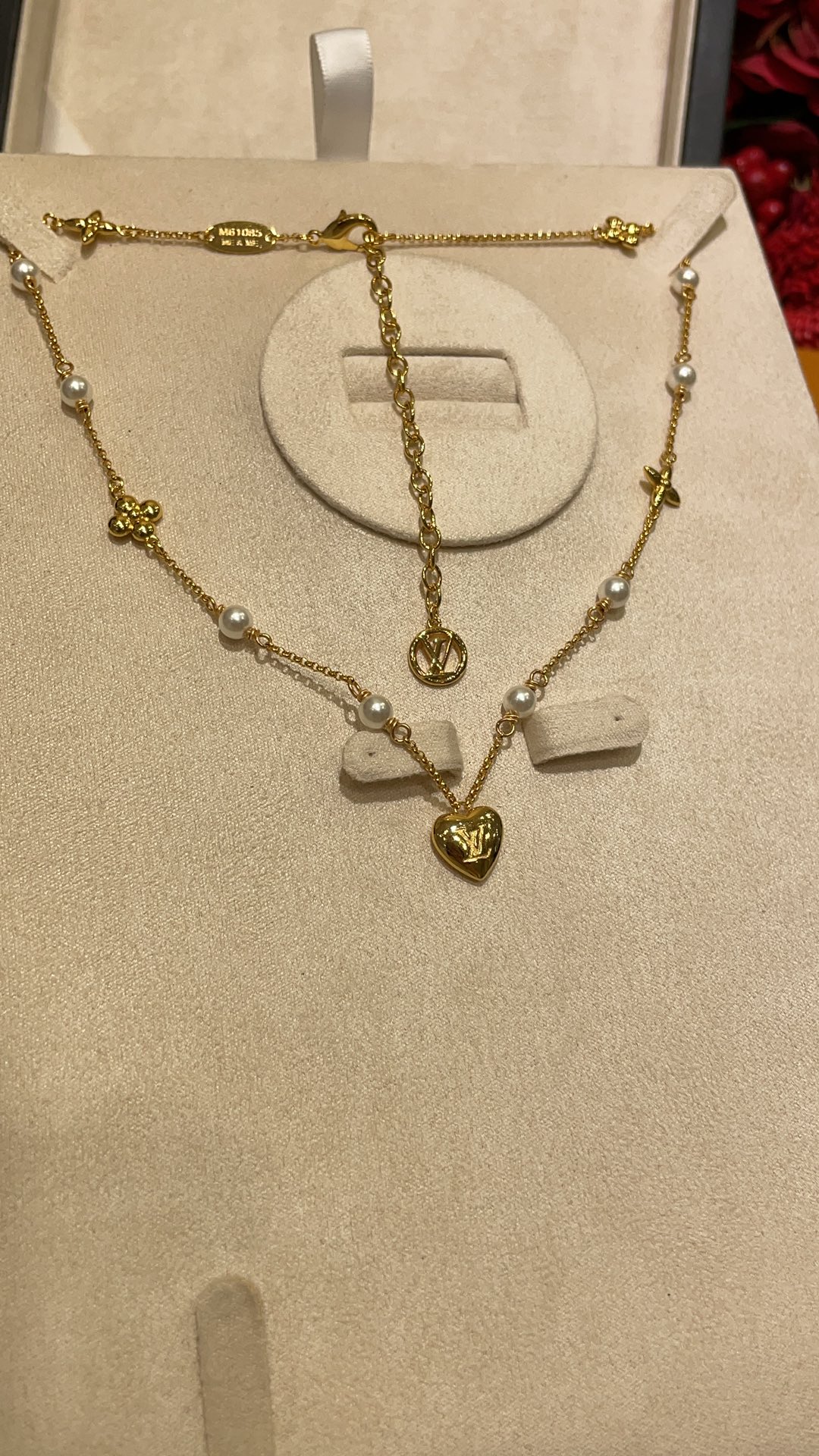 NO:634381,88200, the necklace arrived today. The new golden letter love pearl and small flower necklace. The round and full metal love heart is precious and precious. The chain is embellished with iconic flowers and small pearls. It is super versatile and exquisite for daily use. You can’t make a mistake with your eyes closed. Z-uniform brass material, necklace, Cartier high-end jewelry1986090988200,今日到货项链  新款金色字母爱心珍珠小花朵项链 圆润饱满的金属小爱心矜贵千金感 链条点缀标志性花卉和小珍珠 日常超级百搭精致 闭眼入不出错 z一致黄铜材质,,necklace,卡迪亚高端饰品,Jewelry