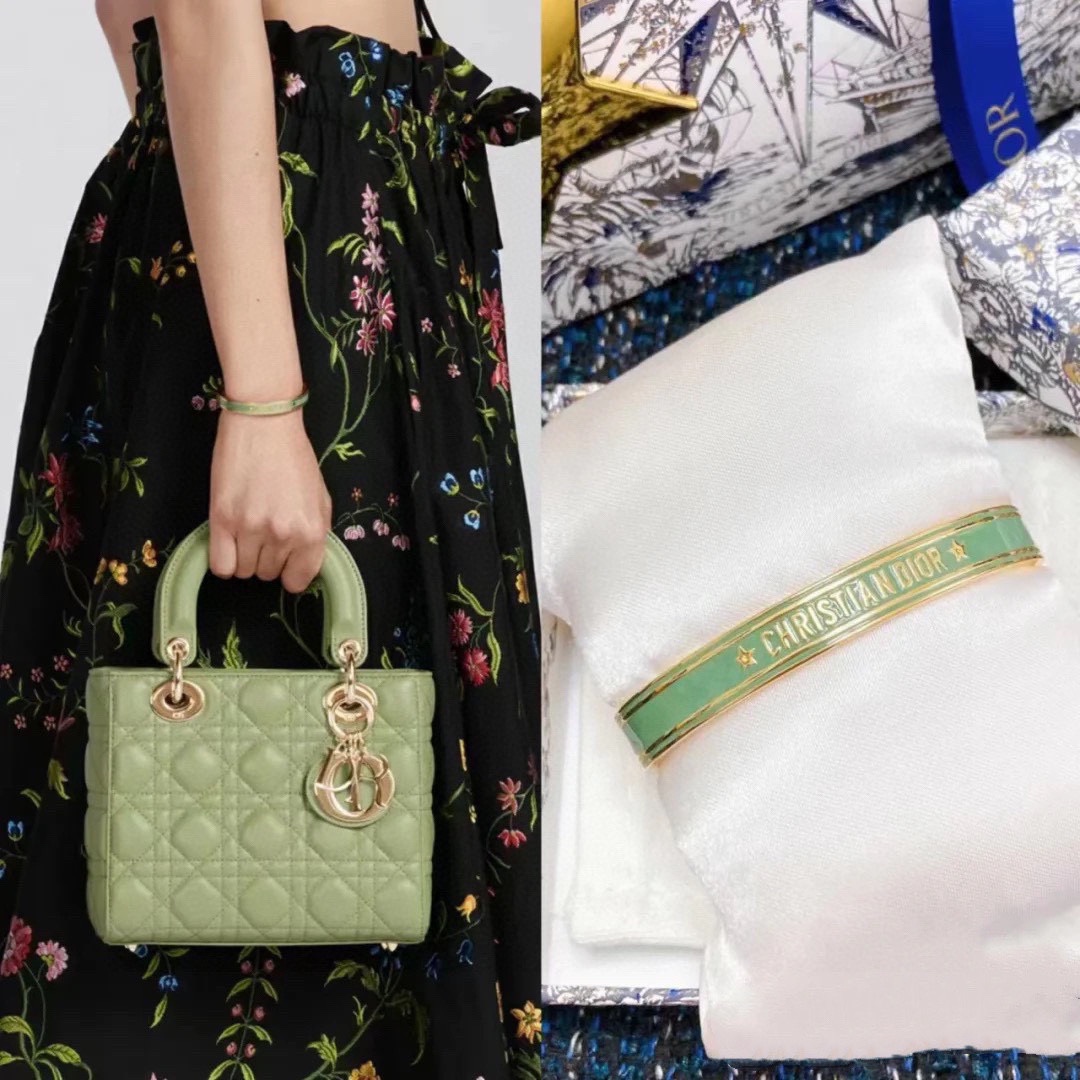 NO:105421,The new Dior Dior is salty and sweet. The new green bracelet is the same as the brass material with logo straps. Any style is absolutely purple!  Dior This new bracelet is recently newly introduced. It is simple and elegant. It looks super white with your own bracelet. Bracelet. It looks super good to wear. It has a high-quality jewelry. Dior, Dior, Bracelet, Bracelet.19860909新品迪奥Dior可盐可甜新款绿色手镯专柜同款黄铜材质带Logo叠带任何款式也是绝绝紫！dior这个新款镯子是最近新入的,比较简单大气白金配色超级显白可以和自己的手链啊手镯啊叠加佩戴超级好看,饰品精品,dior,dior,bracelet,bracelet,Jewelry