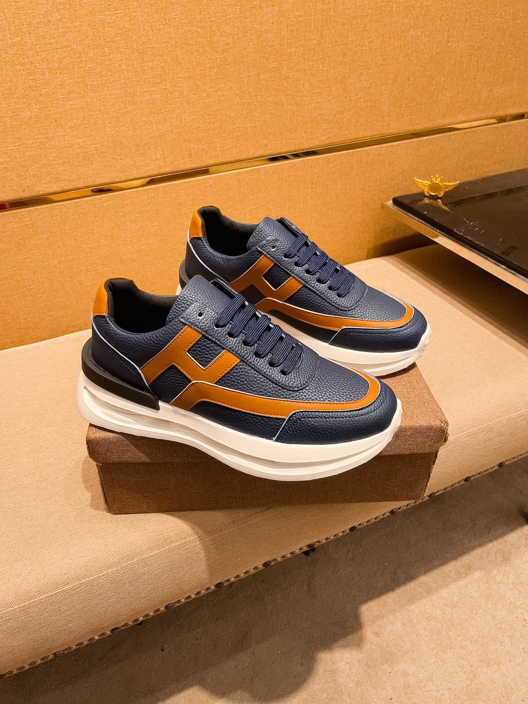 NO:273019,[Hermes] High-end men's shoes brand Official website 11's latest masterpiece upper is made of imported Italian cowhide with technological fabric. Original, comfortable and breathable inner, original non-slip and wear-resistant sole, making walking more convenient and comfortable!  Exclusive new style, amazing work, beautiful 11 ​​replica [color] compared to the official quality!  Create a fashionable personality to set off your uniqueness!  Must-have for trendy men! Classic size: 38-44 Multi-color available, hermes, cowhide19860909【 爱马仕】男鞋高端品牌 官网11最新力作鞋面采用意大利进口头层牛皮搭配科技布面料 原版 舒适透气内里原版防滑耐磨大底制作,让行走更加便捷舒适！独家新款,惊世之作,与官方的质量相比美的11复刻[色]！打造时尚个性衬托你的与众不同！潮男必备!经典尺码:38-44 颜色多色可选,,hermes,cowhide,Men's shoes