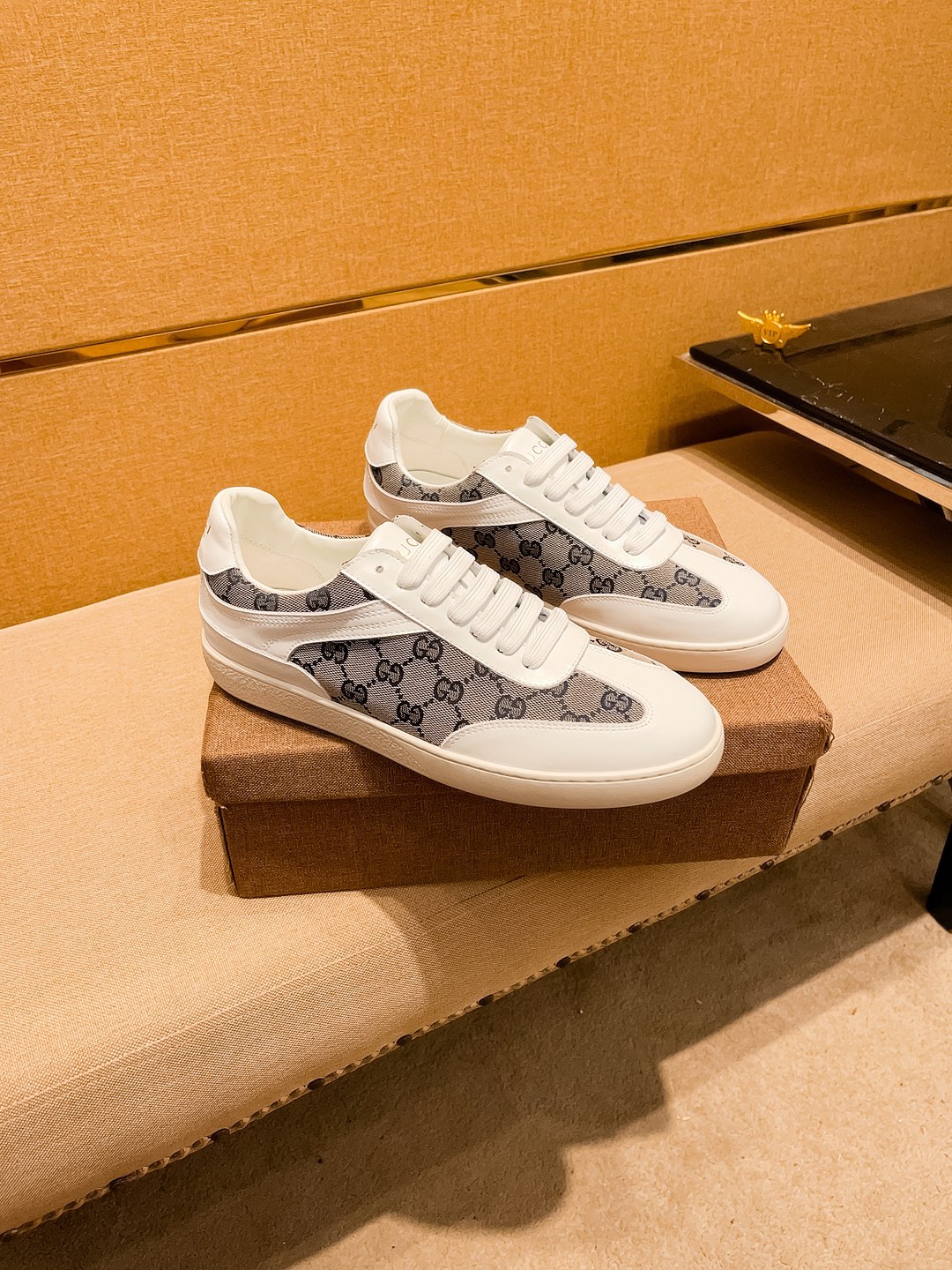 NO:541900,[Guqi] High-end men's shoes brand official website 11's latest masterpiece upper is made of imported Italian cowhide with technological fabric. Original comfortable and breathable inner lining original non-slip and wear-resistant sole, making walking more convenient and comfortable!  Exclusive new style, amazing work, beautiful 11 ​​replica [color] compared to the official quality!  Create a fashionable personality to set off your uniqueness!  Must-have for trendy men! Classic size: 38-44 Multi-color available, cowhide19860909【 古奇】男鞋高端品牌 官网11最新力作鞋面采用意大利进口头层牛皮搭配科技布面料 原版 舒适透气内里原版防滑耐磨大底制作,让行走更加便捷舒适！独家新款,惊世之作,与官方的质量相比美的11复刻[色]！打造时尚个性衬托你的与众不同！潮男必备!经典尺码:38-44 颜色多色可选,,cowhide,Men's shoes