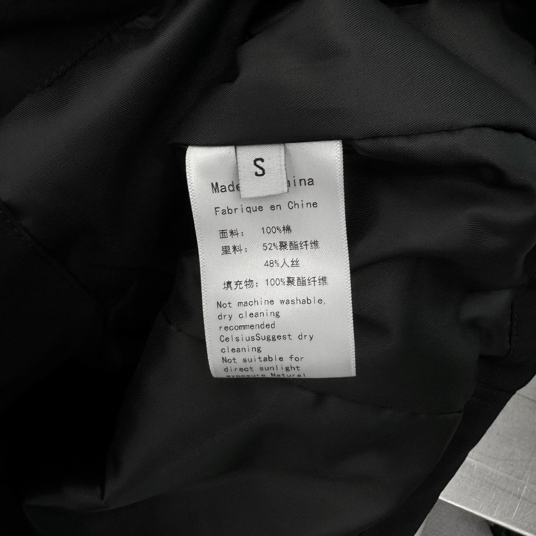 MM6新款风衣棉服纯棉面料手感顺滑舒适夹棉内胆透气柔软廓形剪裁上身挺拔有型下摆松紧设计胸前进口立体平纹刺