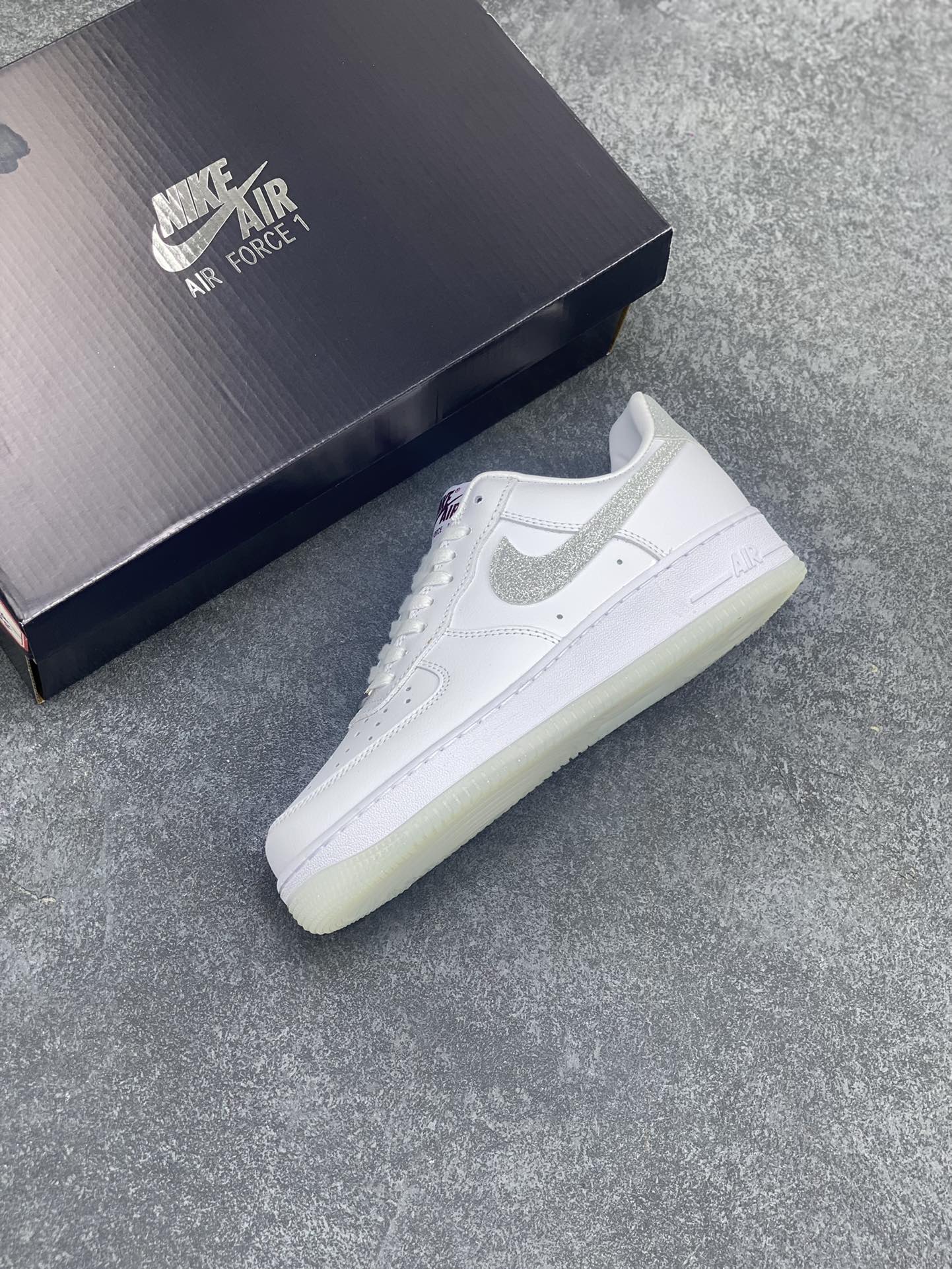 图片[7]-Nike Air Force 1 Low 07 白银闪钩 原楦头原纸板 打造纯正低帮空军版型 专注外贸渠道 全掌内置蜂窝气垫 原盒配件 原厂中底钢印、拉帮完美 货号：HQ3461-191 尺码：36 36.5 37.5 38 38.5 39 40 40.5 41 42 42.5 43 44 44.5 45-选品中心