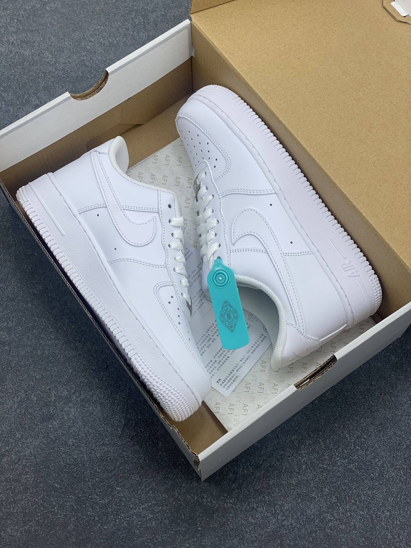 图片[9]-Nike Air Force 1 Low “全白” 原楦原纸板 打造纯正空军 专注外贸渠道 全掌内置蜂窝气垫 原盒配件 原厂中底钢印、拉帮完美！ 货号：女码DD8959-100 男码CW2288-111 尺码：35.5 36 36.5 37.5 38 38.5 39 40 40.5 41 42 42.5 43 44 44.5 45-选品中心