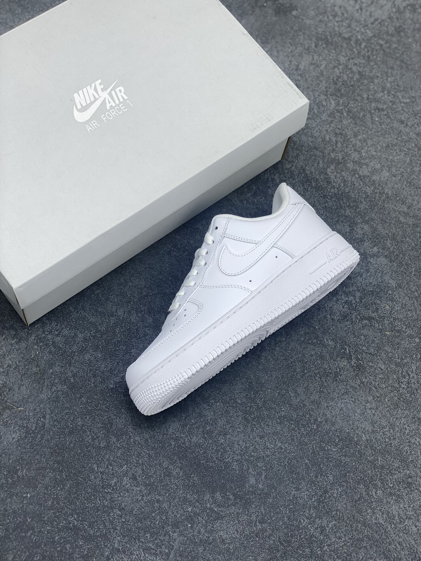 图片[7]-Nike Air Force 1 Low “全白” 原楦原纸板 打造纯正空军 专注外贸渠道 全掌内置蜂窝气垫 原盒配件 原厂中底钢印、拉帮完美！ 货号：女码DD8959-100 男码CW2288-111 尺码：35.5 36 36.5 37.5 38 38.5 39 40 40.5 41 42 42.5 43 44 44.5 45-选品中心