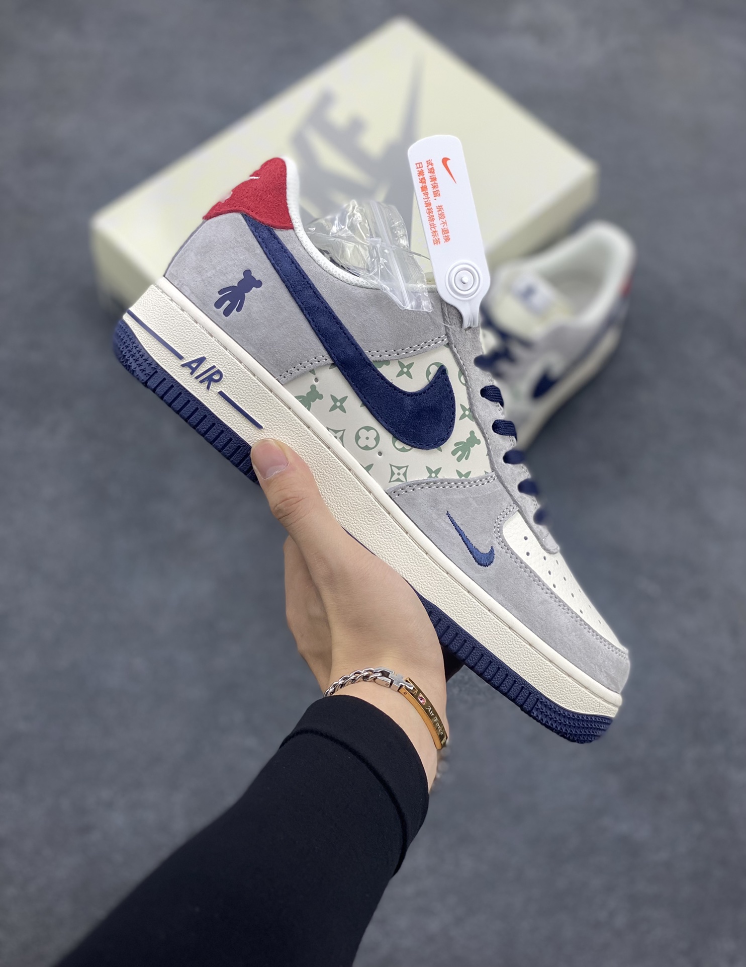 NIke Air Force 1 \'07 Low “暴力熊联名--灰蓝印花”空军一号 低帮 运动鞋 休闲鞋 折边针车 工艺难度大 原楦头原纸板 原装鞋盒 定制五金配件 内置全掌气垫 原厂鞋底 货号：SJ9188-001 尺码：36 36.5 37.5 38 38.5 39 40 40.5 41 42 42.5 43 44 44.5 45-选品中心