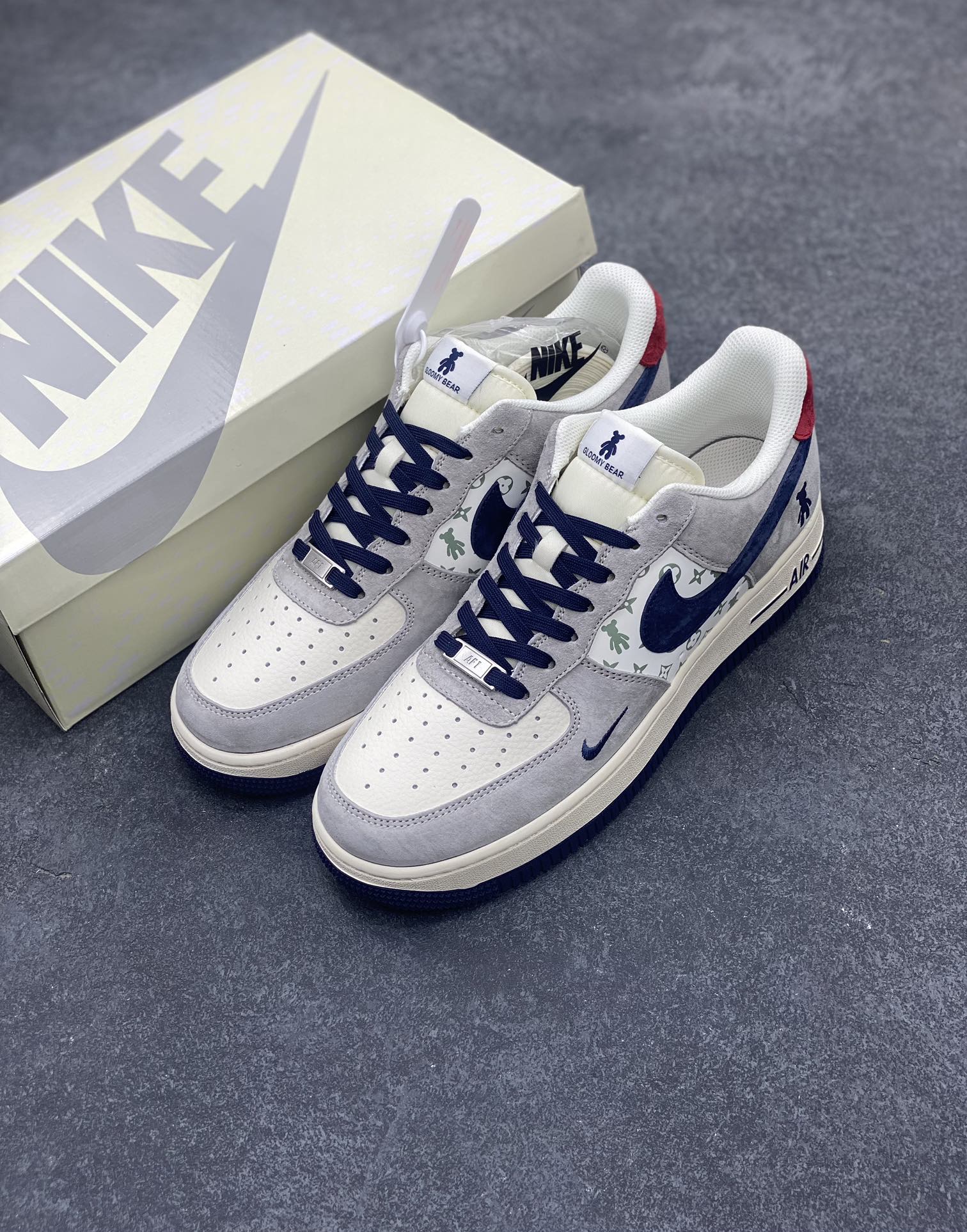 图片[8]-NIke Air Force 1 \’07 Low “暴力熊联名–灰蓝印花”空军一号 低帮 运动鞋 休闲鞋 折边针车 工艺难度大 原楦头原纸板 原装鞋盒 定制五金配件 内置全掌气垫 原厂鞋底 货号：SJ9188-001 尺码：36 36.5 37.5 38 38.5 39 40 40.5 41 42 42.5 43 44 44.5 45-选品中心