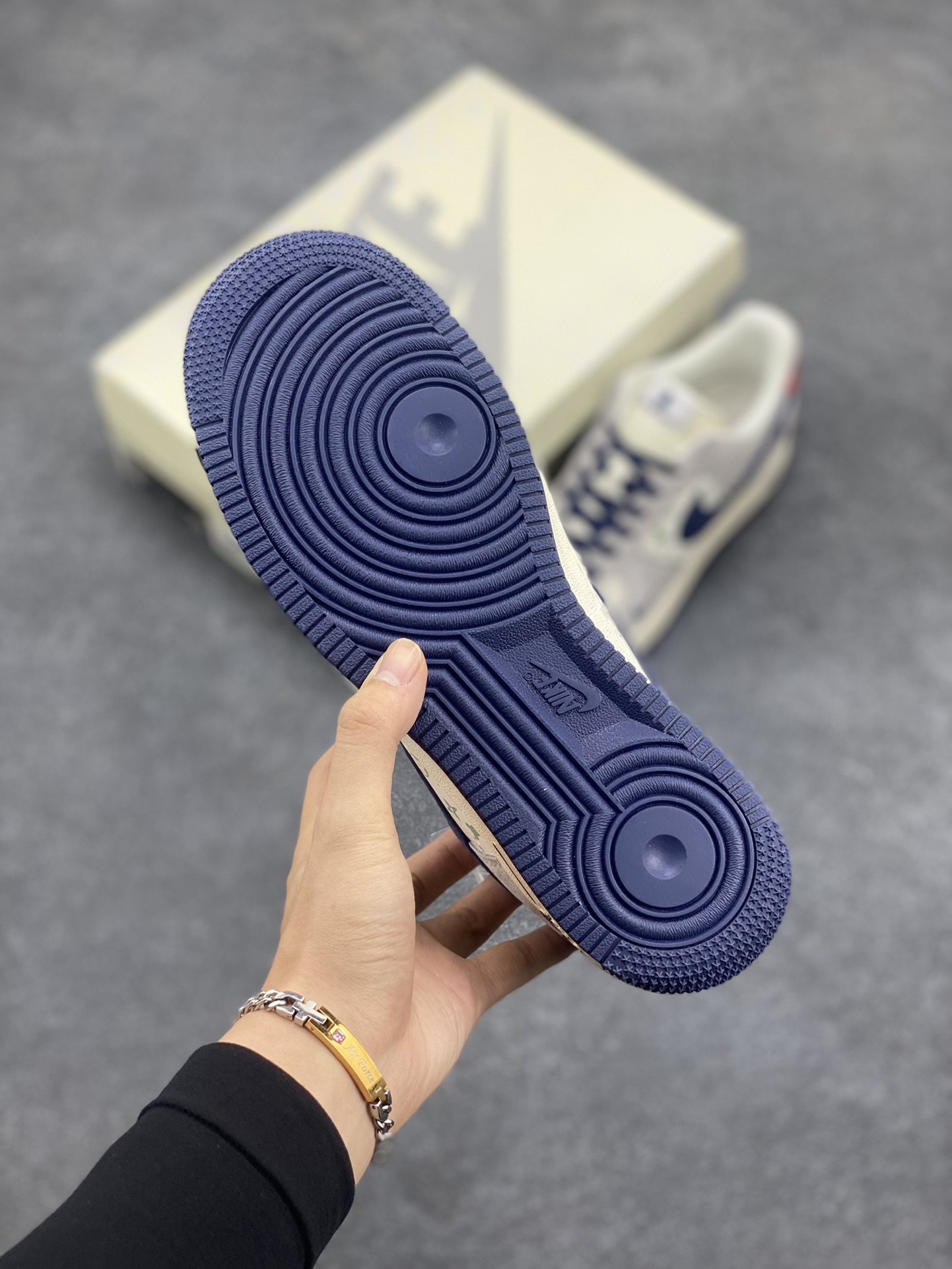 图片[5]-NIke Air Force 1 \’07 Low “暴力熊联名–灰蓝印花”空军一号 低帮 运动鞋 休闲鞋 折边针车 工艺难度大 原楦头原纸板 原装鞋盒 定制五金配件 内置全掌气垫 原厂鞋底 货号：SJ9188-001 尺码：36 36.5 37.5 38 38.5 39 40 40.5 41 42 42.5 43 44 44.5 45-选品中心