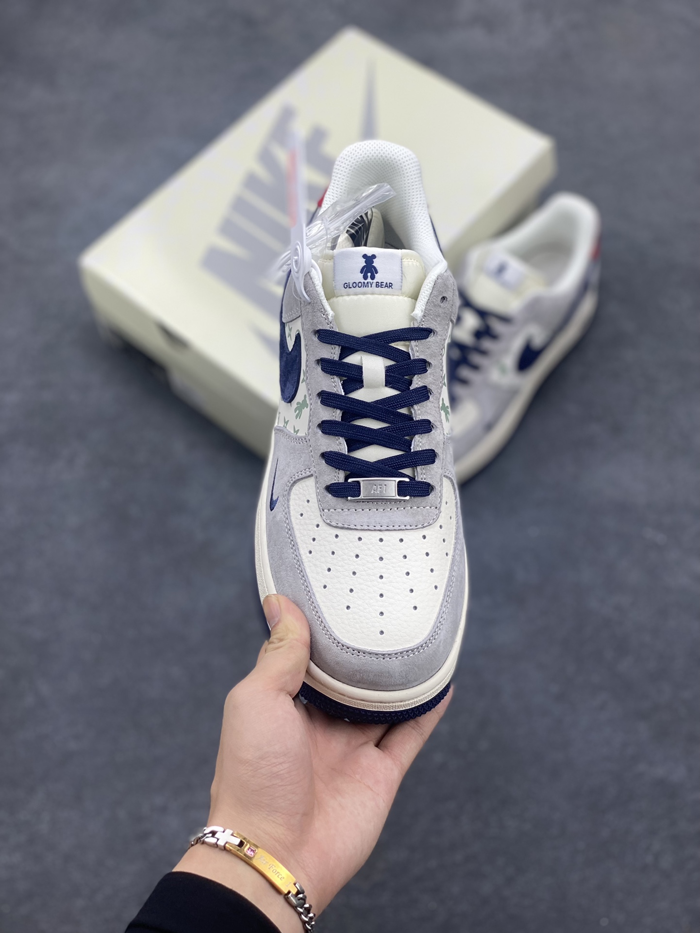 图片[2]-NIke Air Force 1 \’07 Low “暴力熊联名–灰蓝印花”空军一号 低帮 运动鞋 休闲鞋 折边针车 工艺难度大 原楦头原纸板 原装鞋盒 定制五金配件 内置全掌气垫 原厂鞋底 货号：SJ9188-001 尺码：36 36.5 37.5 38 38.5 39 40 40.5 41 42 42.5 43 44 44.5 45-选品中心