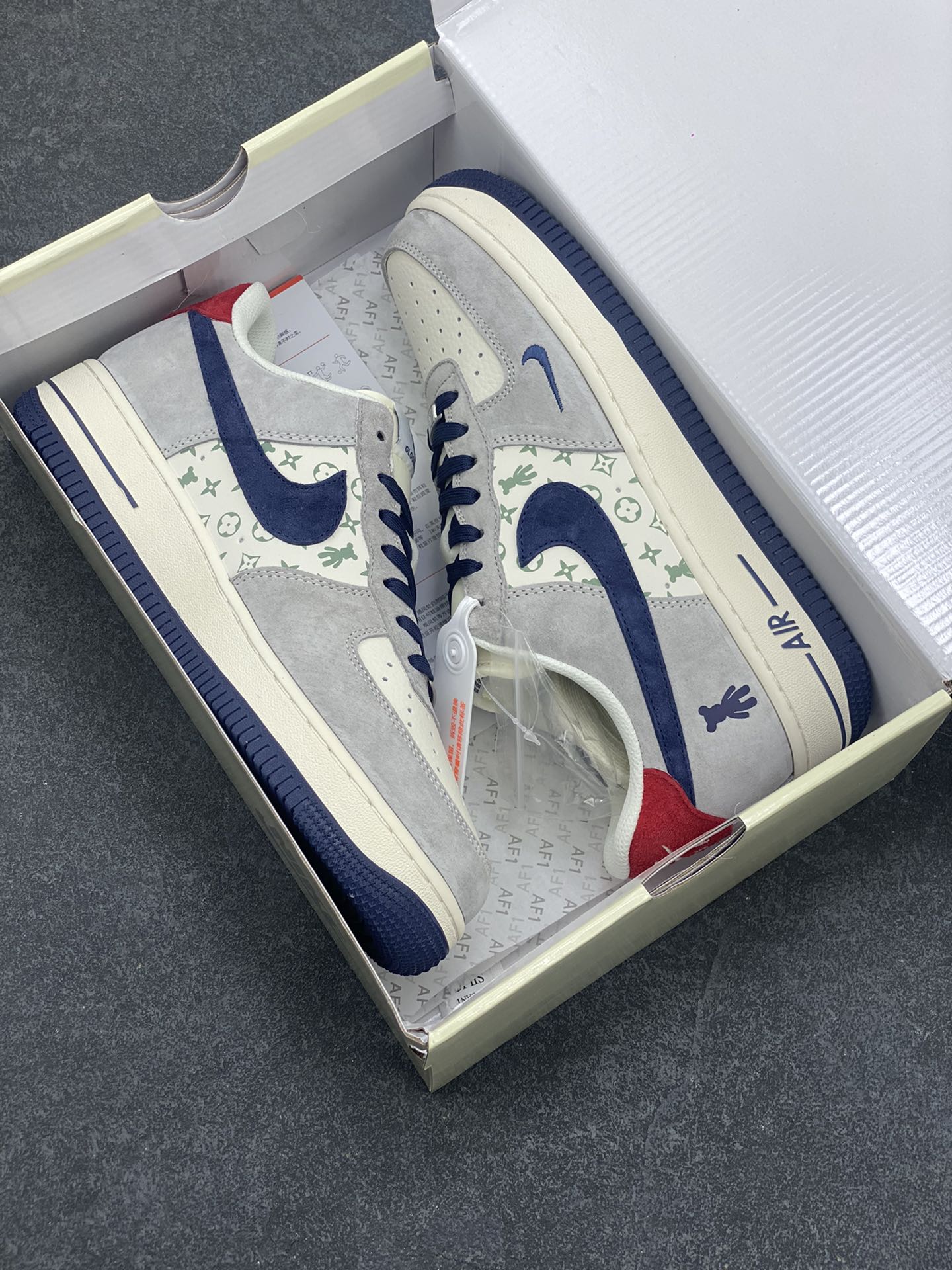 图片[9]-NIke Air Force 1 \’07 Low “暴力熊联名–灰蓝印花”空军一号 低帮 运动鞋 休闲鞋 折边针车 工艺难度大 原楦头原纸板 原装鞋盒 定制五金配件 内置全掌气垫 原厂鞋底 货号：SJ9188-001 尺码：36 36.5 37.5 38 38.5 39 40 40.5 41 42 42.5 43 44 44.5 45-选品中心