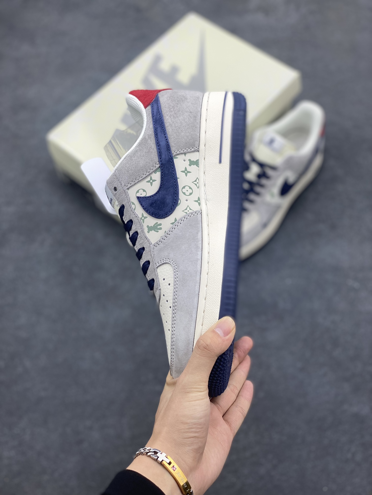 图片[3]-NIke Air Force 1 \’07 Low “暴力熊联名–灰蓝印花”空军一号 低帮 运动鞋 休闲鞋 折边针车 工艺难度大 原楦头原纸板 原装鞋盒 定制五金配件 内置全掌气垫 原厂鞋底 货号：SJ9188-001 尺码：36 36.5 37.5 38 38.5 39 40 40.5 41 42 42.5 43 44 44.5 45-选品中心