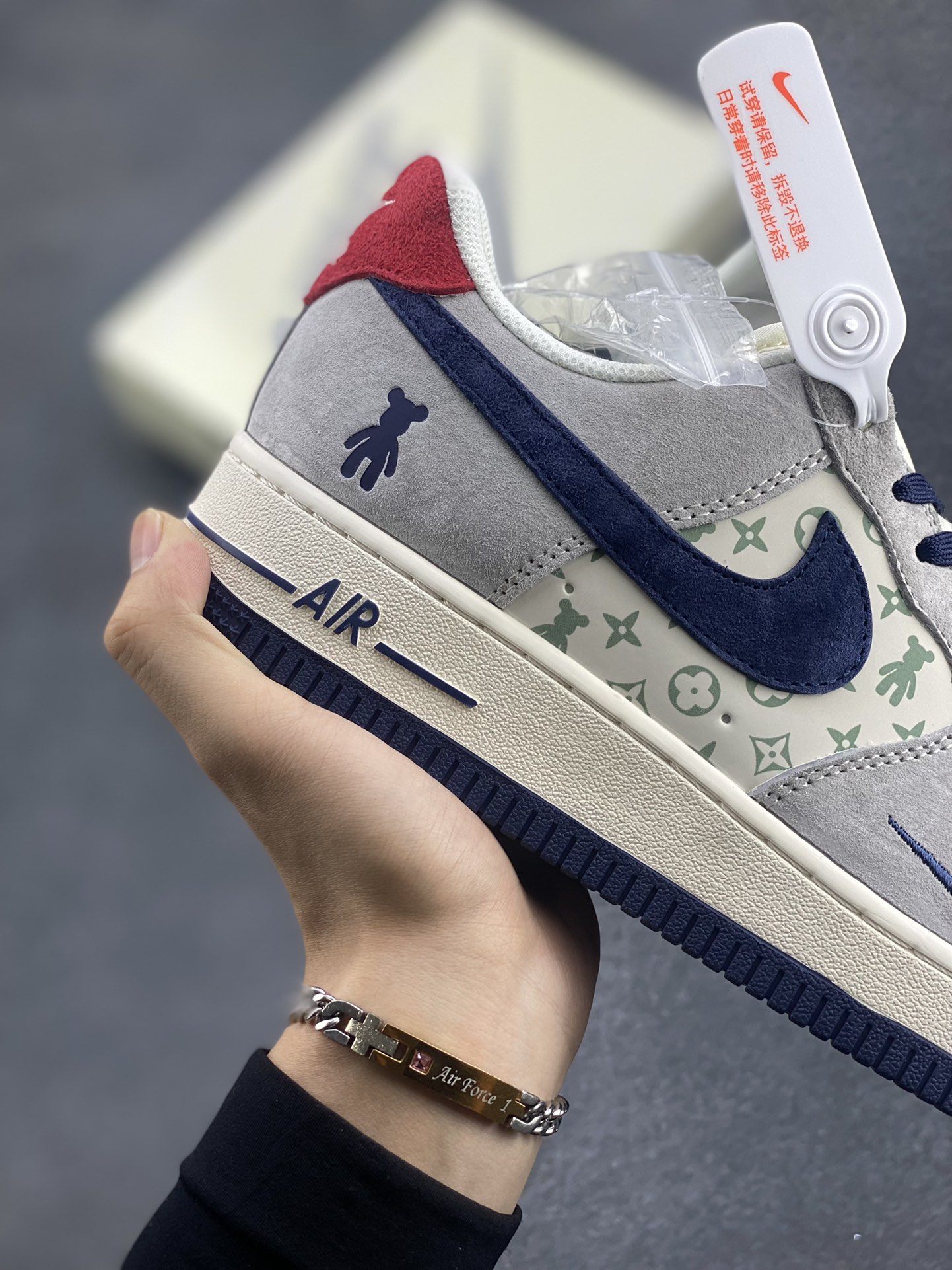 图片[6]-NIke Air Force 1 \’07 Low “暴力熊联名–灰蓝印花”空军一号 低帮 运动鞋 休闲鞋 折边针车 工艺难度大 原楦头原纸板 原装鞋盒 定制五金配件 内置全掌气垫 原厂鞋底 货号：SJ9188-001 尺码：36 36.5 37.5 38 38.5 39 40 40.5 41 42 42.5 43 44 44.5 45-选品中心