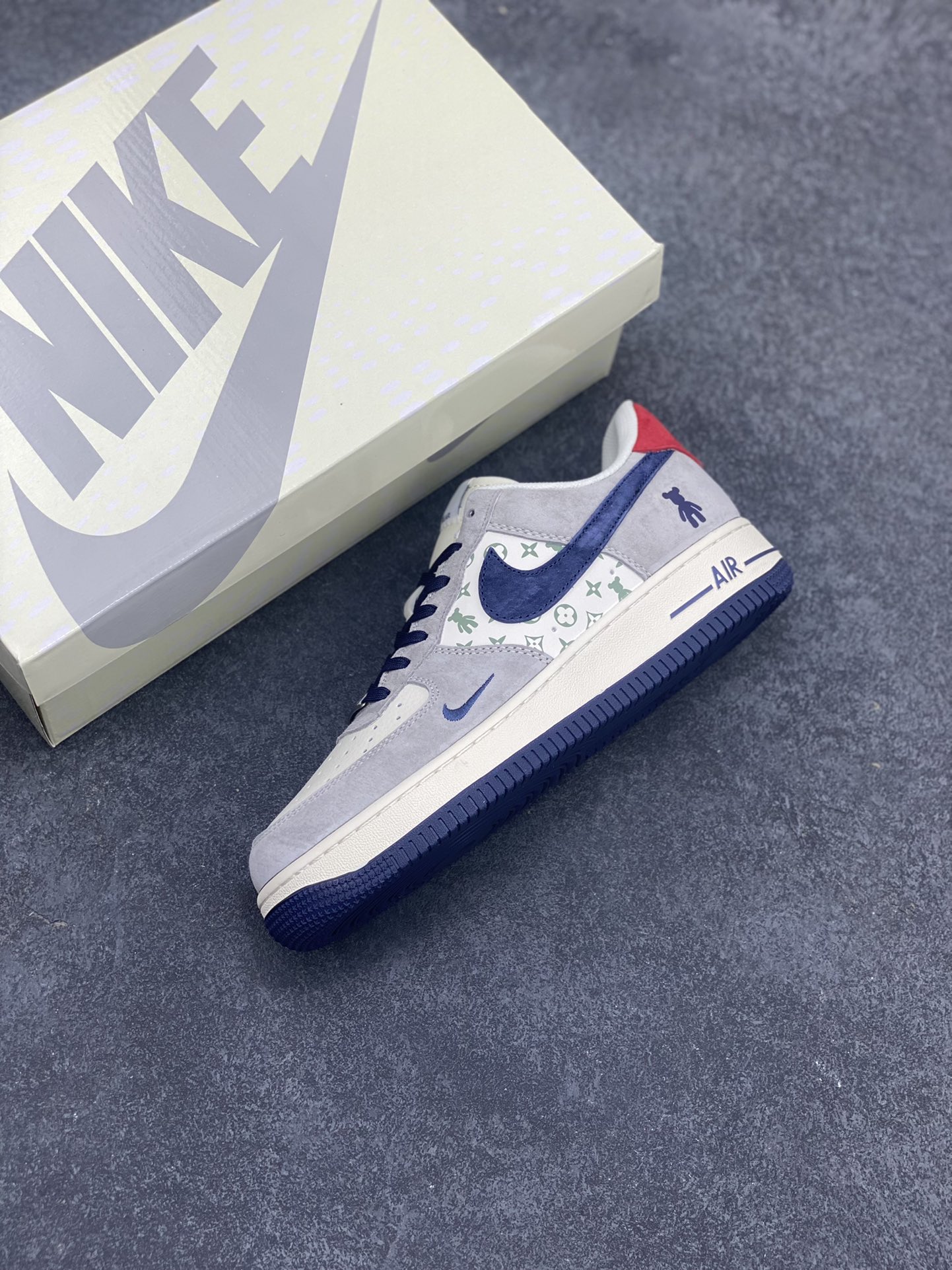 图片[7]-NIke Air Force 1 \’07 Low “暴力熊联名–灰蓝印花”空军一号 低帮 运动鞋 休闲鞋 折边针车 工艺难度大 原楦头原纸板 原装鞋盒 定制五金配件 内置全掌气垫 原厂鞋底 货号：SJ9188-001 尺码：36 36.5 37.5 38 38.5 39 40 40.5 41 42 42.5 43 44 44.5 45-选品中心