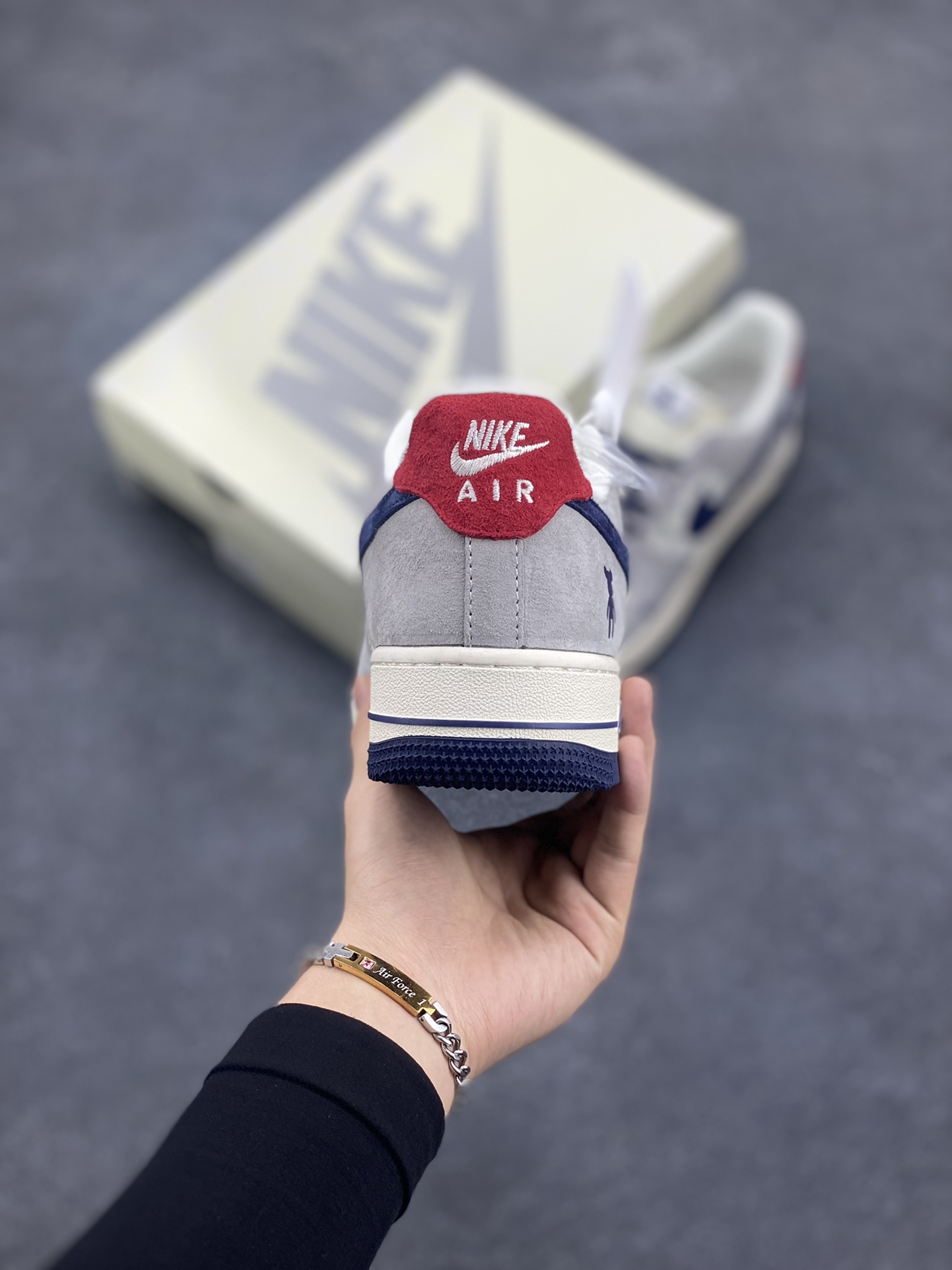 图片[4]-NIke Air Force 1 \’07 Low “暴力熊联名–灰蓝印花”空军一号 低帮 运动鞋 休闲鞋 折边针车 工艺难度大 原楦头原纸板 原装鞋盒 定制五金配件 内置全掌气垫 原厂鞋底 货号：SJ9188-001 尺码：36 36.5 37.5 38 38.5 39 40 40.5 41 42 42.5 43 44 44.5 45-选品中心