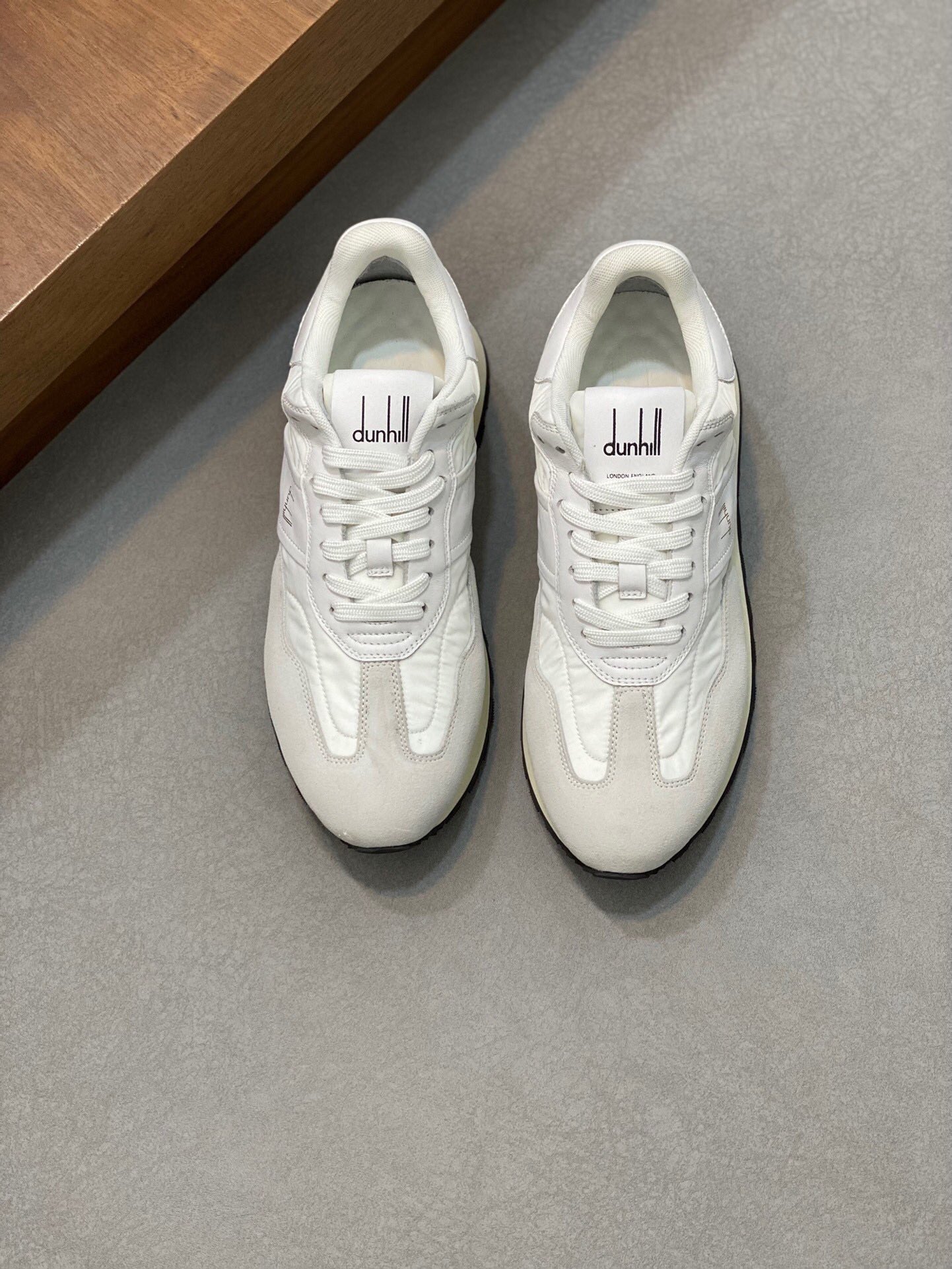 NO:217739,Brand dunhill color original color matching Size 38-44 Customized 45.46 Price Material Dunhill new style official website The same style of men's casual shoes. Legacy tennis sneakers are inspired by the casual style of the 1980s on the AW21 show, providing a modern style for retro tennis. This shoe is made of calfskin, and the tread pattern of the rubber sole is inspired by Dunhill's car tradition. The upper is made of gold foil embossed brand long tail logo, matched with details of serrated edges and contrasting racing stripes patterns, sneakers, cowhide19860909品牌dunhill 颜色原版配色 码数38-44定做45.46 价格 材质登喜路新款官网同款男士休闲板鞋新款.Legacy网球运动鞋灵感源于AW21秀场上的80年代休闲风,为复古网球提供了现代风格.这款鞋采用小牛皮制成,橡胶鞋底的胎面花纹灵感来自dunhill的汽车传统.鞋面采用金箔浮雕品牌长尾标识,搭配锯齿边缘的细节和对比色的赛车条纹图案,,sneakers,cowhide,Men's shoes