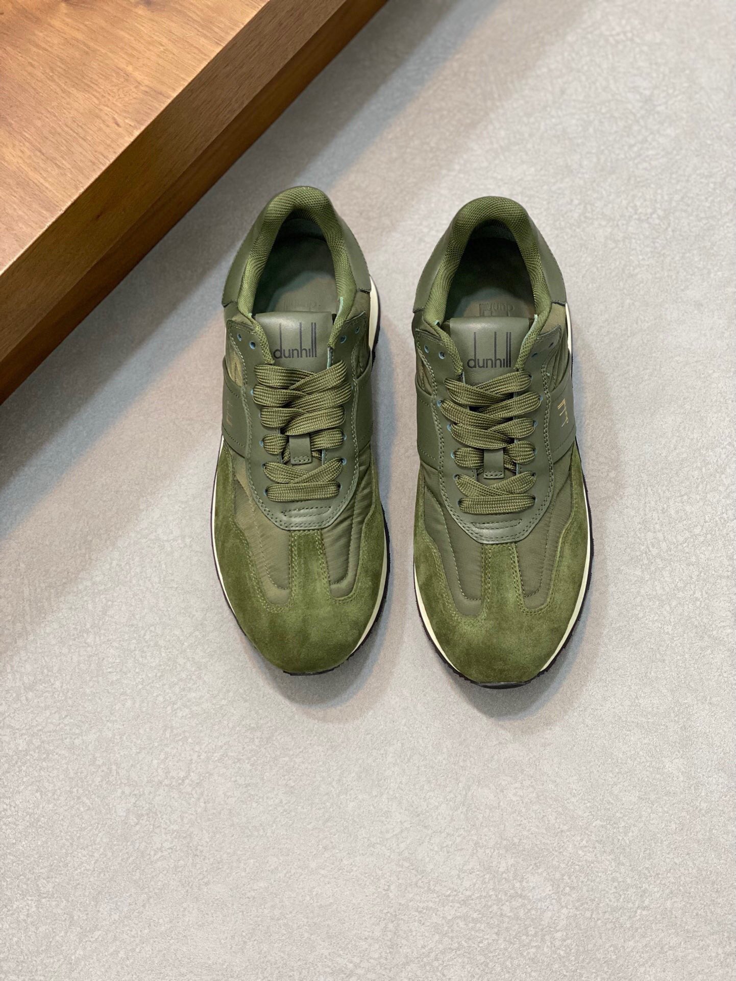 NO:219506,Brand dunhill color original color matching Size 38-44 Customized 45.46 Price Material Dunhill new style official website The same style of men's casual shoes. Legacy tennis sneakers are inspired by the casual style of the 1980s on the AW21 show, providing a modern style for retro tennis. This shoe is made of calfskin, and the tread pattern of the rubber sole is inspired by Dunhill's car tradition. The upper is made of gold foil embossed brand long tail logo, matched with details of serrated edges and contrasting racing stripes patterns, sneakers, cowhide19860909品牌dunhill 颜色原版配色 码数38-44定做45.46 价格 材质登喜路新款官网同款男士休闲板鞋新款.Legacy网球运动鞋灵感源于AW21秀场上的80年代休闲风,为复古网球提供了现代风格.这款鞋采用小牛皮制成,橡胶鞋底的胎面花纹灵感来自dunhill的汽车传统.鞋面采用金箔浮雕品牌长尾标识,搭配锯齿边缘的细节和对比色的赛车条纹图案,,sneakers,cowhide,Men's shoes