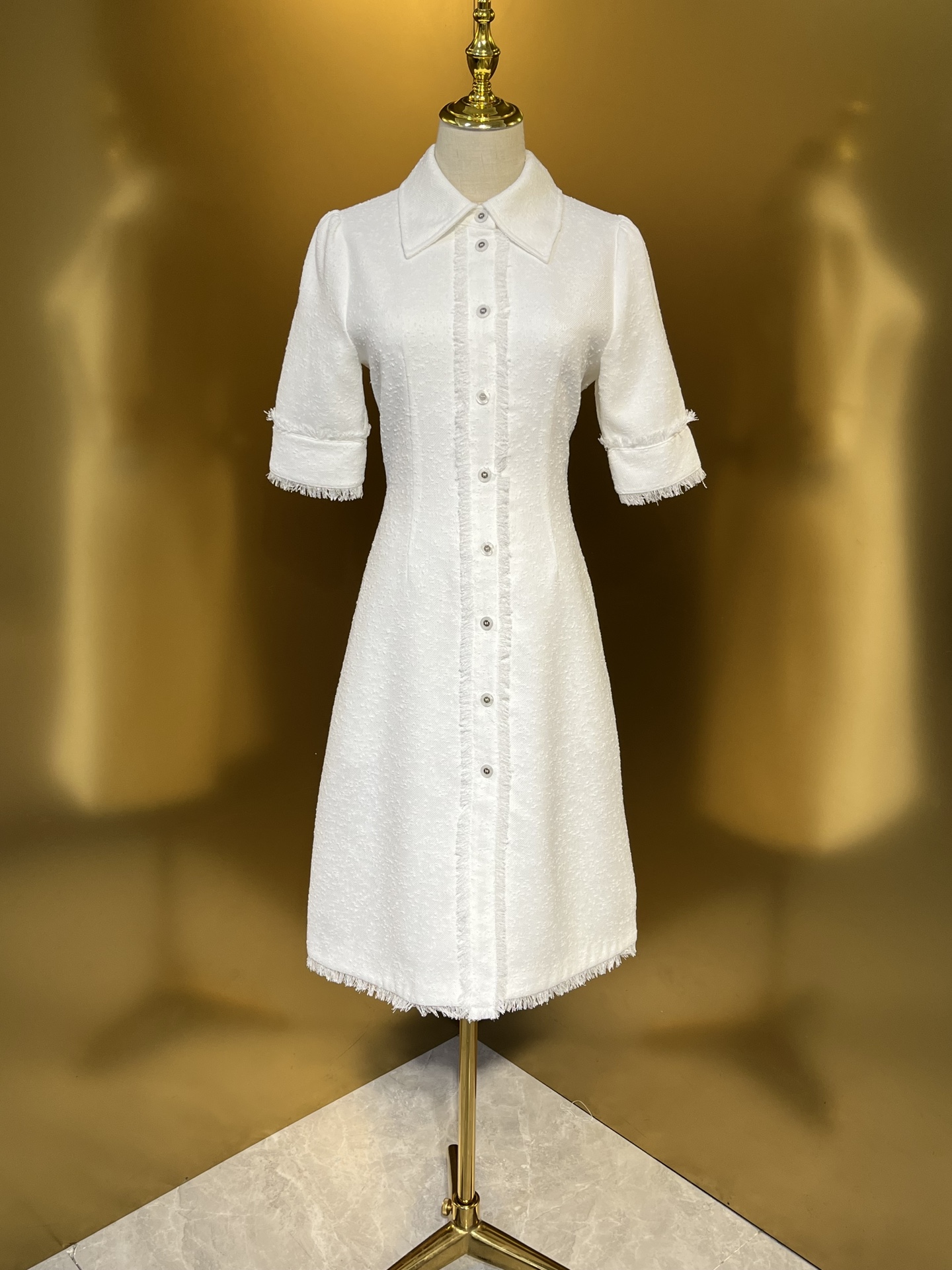 “New Packaged DG Women’s Suit with White Swipe Short Sleeve Custom Buttons” - 图片 8