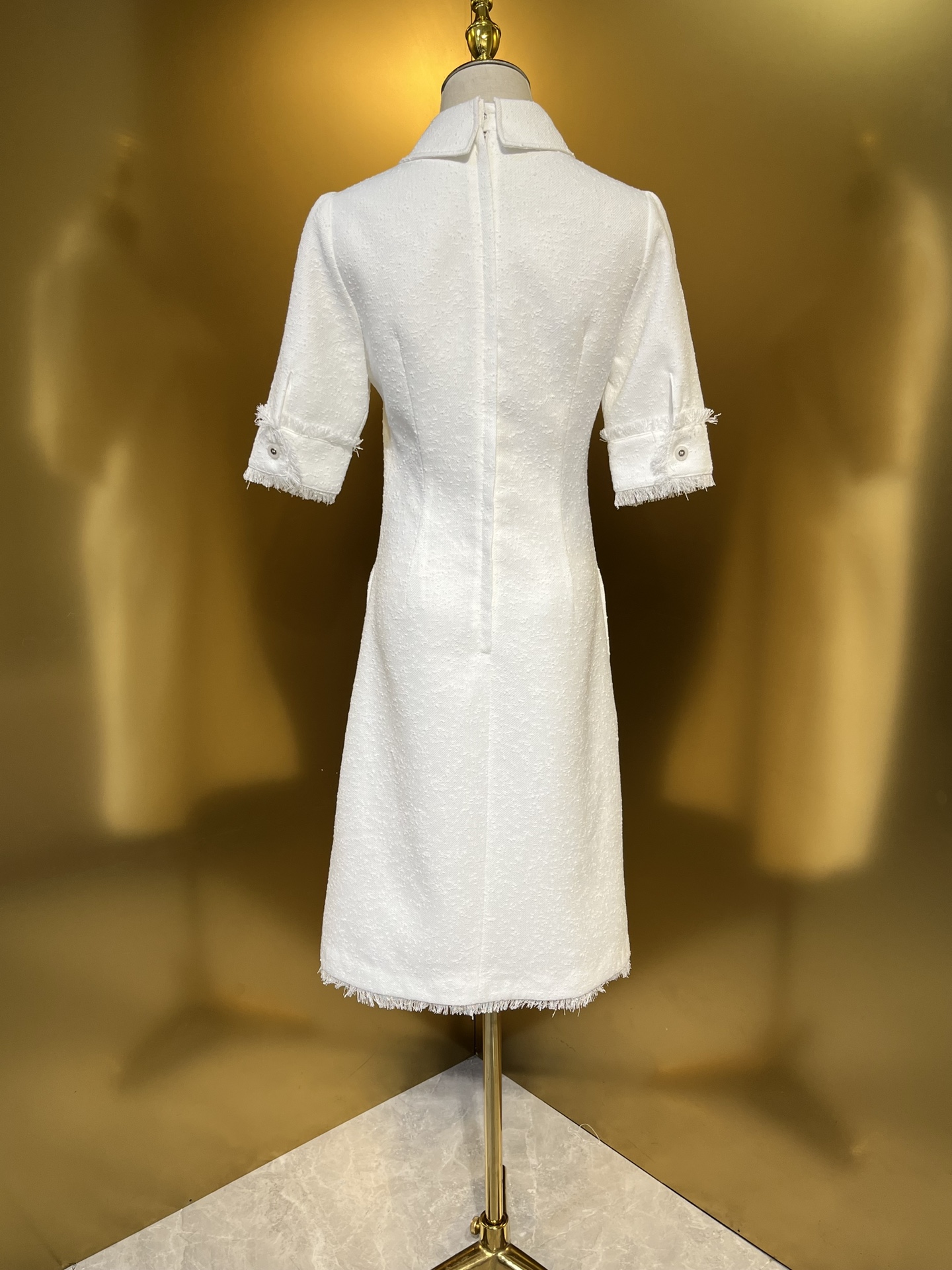 “New Packaged DG Women’s Suit with White Swipe Short Sleeve Custom Buttons” - 图片 9