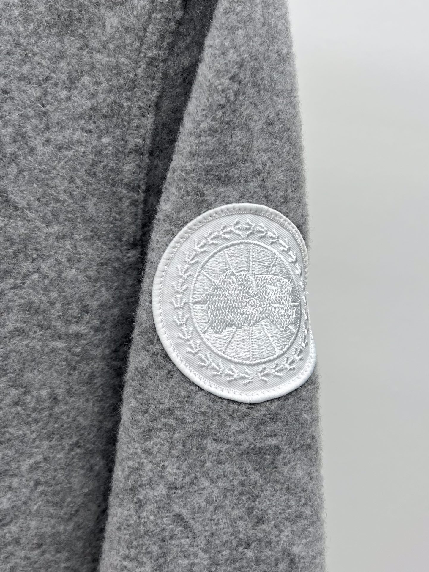 “Canadagoose Semi-Lave Jacket: Versatile Design with Enhanced Features for Comfort and Style” - 图片 3