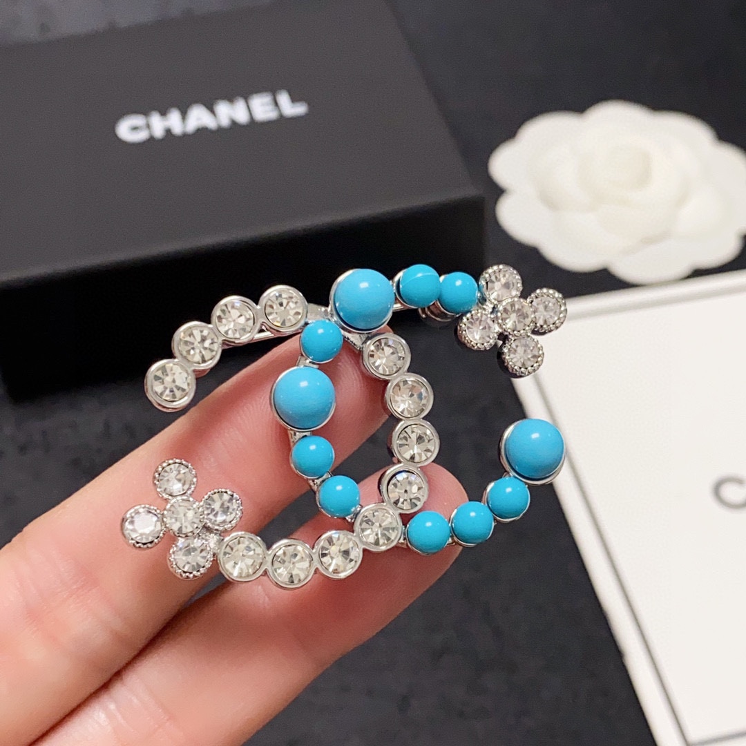 NO:105429,CHANEL Xiaoxiang The new diamond-full Tiffany Blue Chanel brooch is the most familiar with women. Women who devote all their efforts to be themselves often cherish the meaning of the brooch more. Ms. Chanel pinned the brooch on the hat and told those fashionable ladies who imitated her [breasts are very practical. They can be pinned on the suit collar, pocket, hat, belt or evening dress. Jewelry, chanel, tiffany, business suit, brooch, breastpin, hats19860909CHANEL小香 专柜新款满钻蒂芙尼蓝香奈儿胸针,是最懂女人的饰物.那些倾注了全部心血去做自己的女人,往往更珍惜胸针的意义.香奈儿女士把胸针别在帽子上,并告诉那些模仿她的时髦女士们[胸针可是非常实用,它可以别在西装领上、口袋上、帽子上、腰带上或者是晚礼服上,饰品精品,chanel,chanel,tiffany,business suit,brooch，breastpin,hats,Jewelry