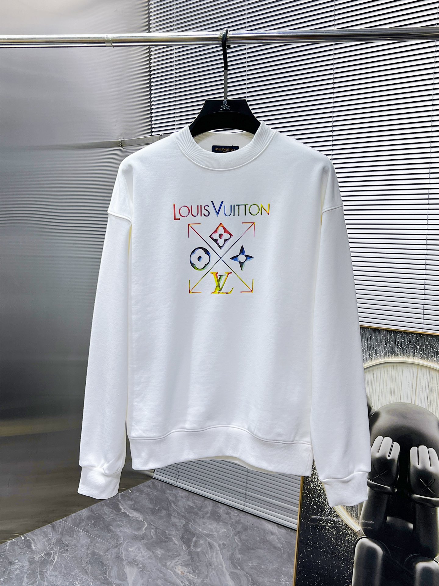 P105 路易威登  LV   2025ss早秋新款 长袖 圆领 卫衣，高端版本！专柜定制面料 透气舒适度高，细节无可挑剔，品牌元素设计理念，体现高品质。手感细腻柔软！呈现休闲裁剪，上身版型超赞！🐉码数：XS S M L