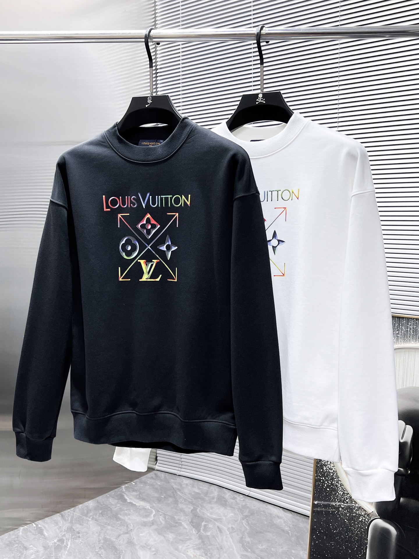 P105 路易威登  LV   2025ss早秋新款 长袖 圆领 卫衣，高端版本！专柜定制面料 透气舒适度高，细节无可挑剔，品牌元素设计理念，体现高品质。手感细腻柔软！呈现休闲裁剪，上身版型超赞！🐉码数：XS S M L