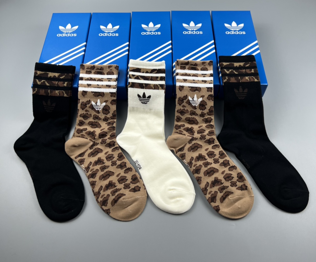  💛配专柜包装
adidas（阿迪达斯）新款三叶草中长款堆堆袜袜子！一盒五双，专柜同步筒袜袜子，大牌出街