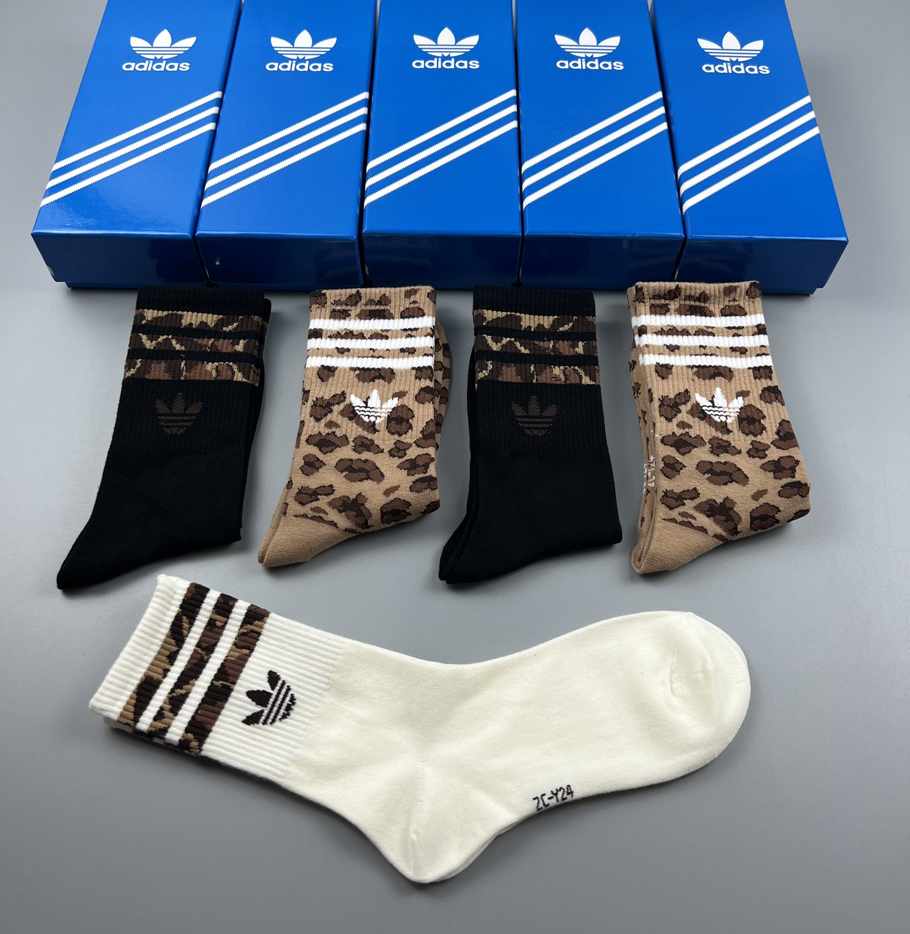  💛配专柜包装
adidas（阿迪达斯）新款三叶草中长款堆堆袜袜子！一盒五双，专柜同步筒袜袜子，大牌出街