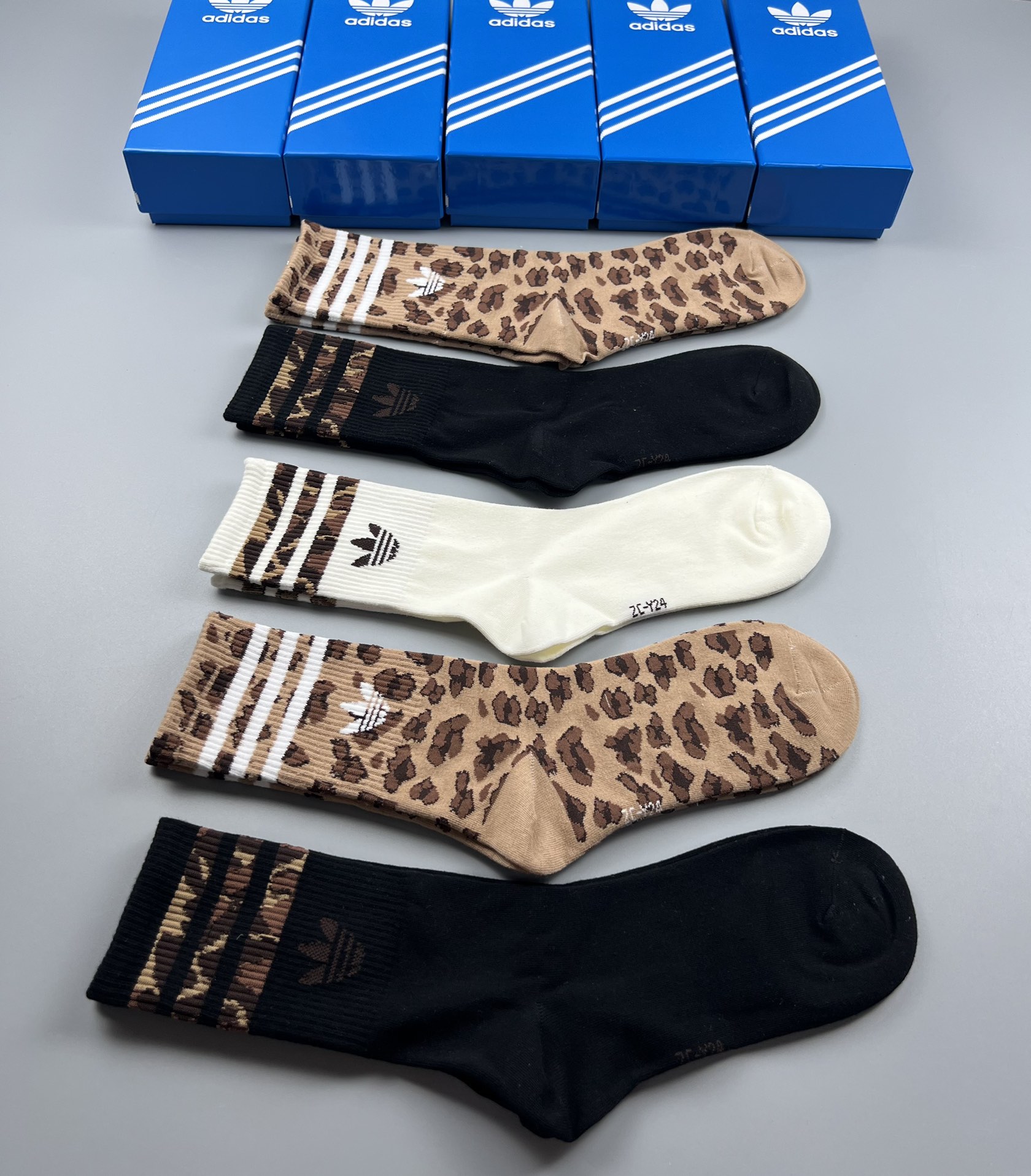  💛配专柜包装
adidas（阿迪达斯）新款三叶草中长款堆堆袜袜子！一盒五双，专柜同步筒袜袜子，大牌出街