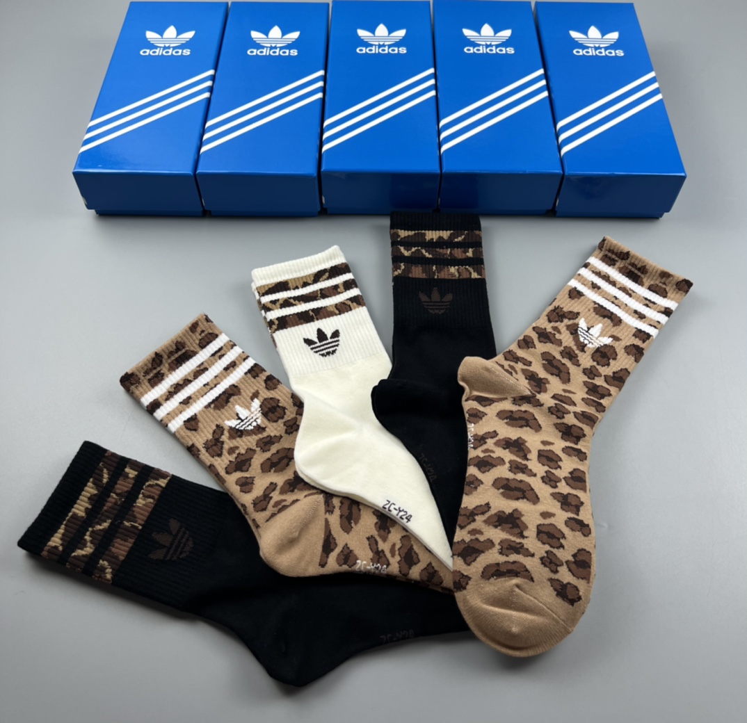  💛配专柜包装
adidas（阿迪达斯）新款三叶草中长款堆堆袜袜子！一盒五双，专柜同步筒袜袜子，大牌出街