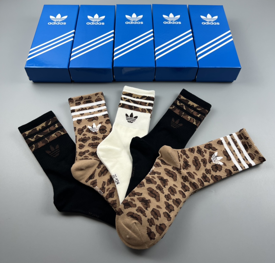  💛配专柜包装
adidas（阿迪达斯）新款三叶草中长款堆堆袜袜子！一盒五双，专柜同步筒袜袜子，大牌出街