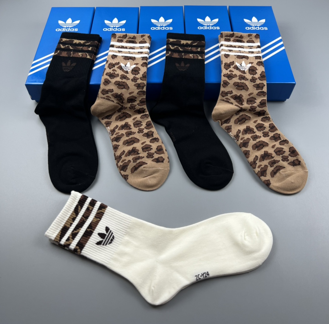  💛配专柜包装
adidas（阿迪达斯）新款三叶草中长款堆堆袜袜子！一盒五双，专柜同步筒袜袜子，大牌出街