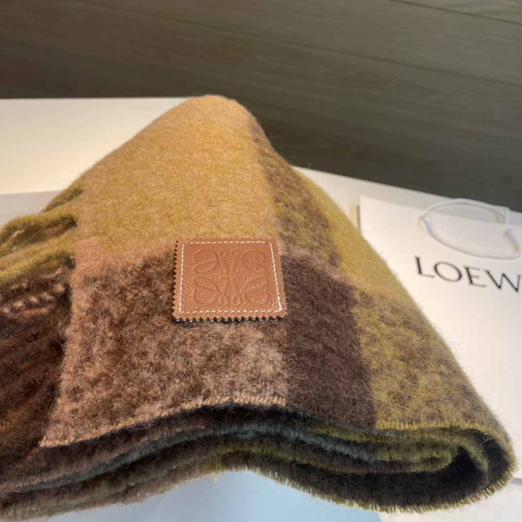 Loewe罗意威新品羊毛马海毛围巾️初秋奶茶女孩老钱风超嗲穿搭初秋和奶茶色真的好搭大地色温柔又耐看超高颜