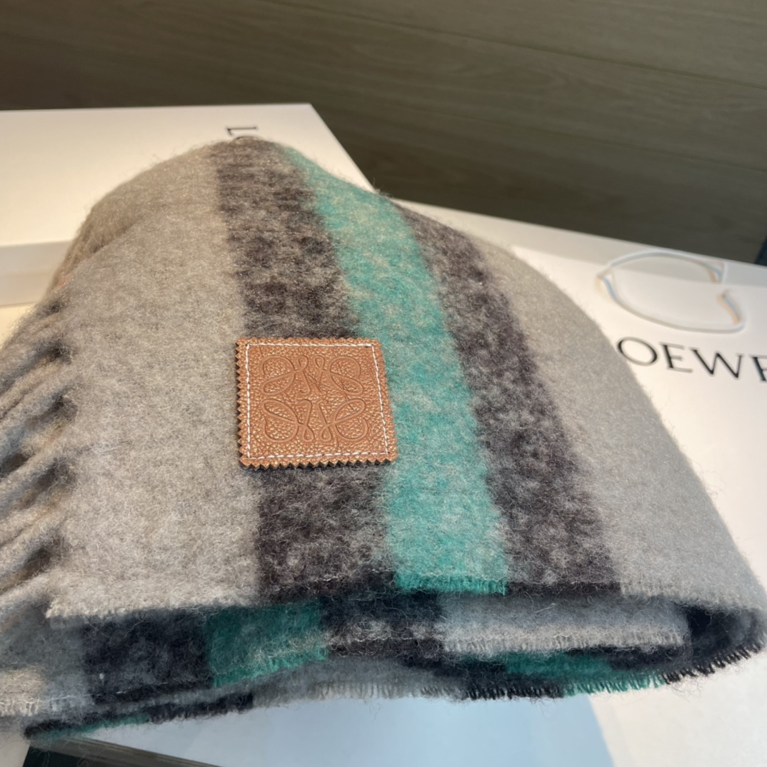 Loewe罗意威新品羊毛马海毛围巾️初秋奶茶女孩老钱风超嗲穿搭初秋和奶茶色真的好搭大地色温柔又耐看超高颜