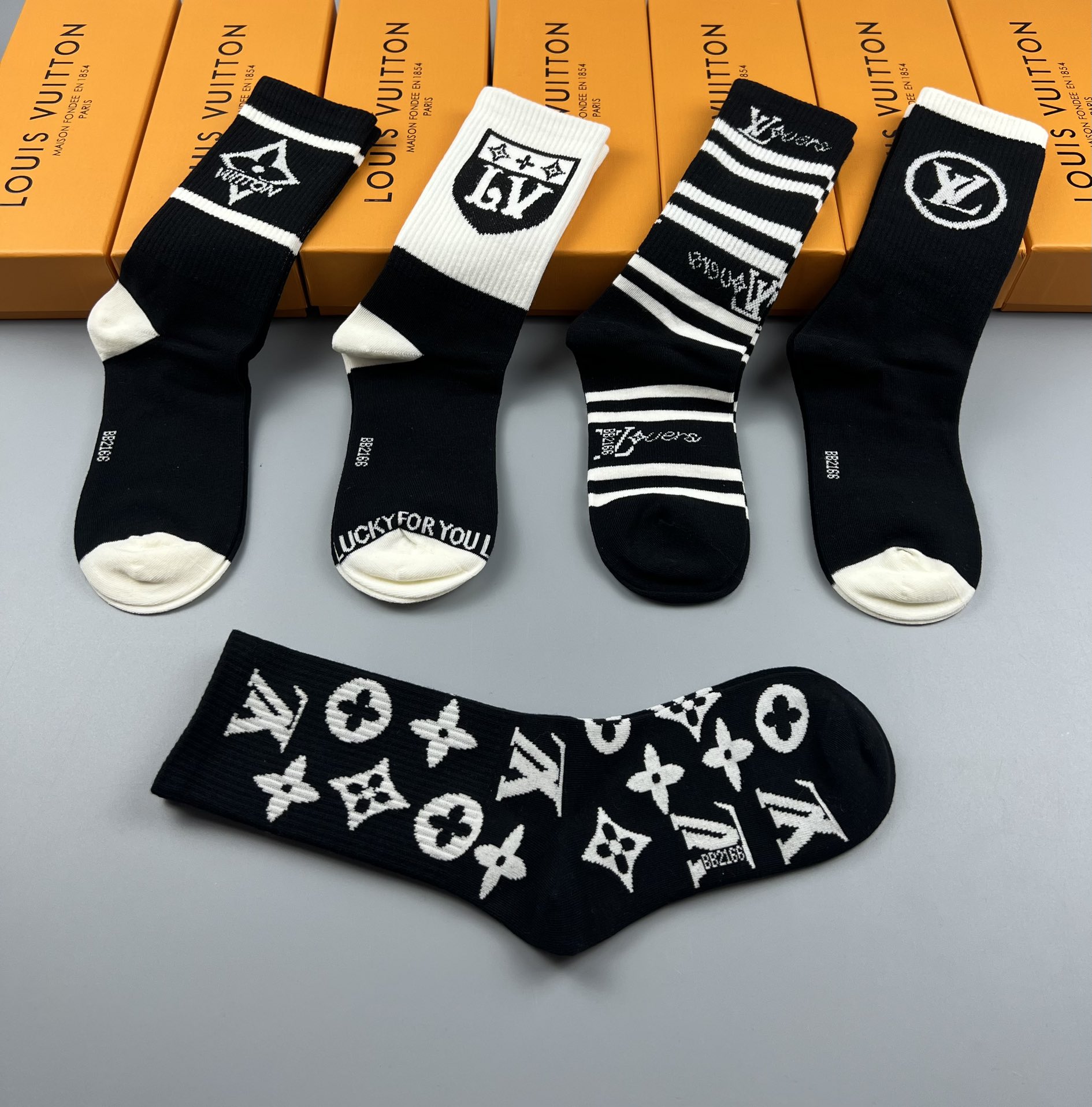  💛配专柜包装
LV（路易威登）新款中长款堆堆袜袜子！一盒五双，专柜同步筒袜袜子，大牌出街，潮人必备。超