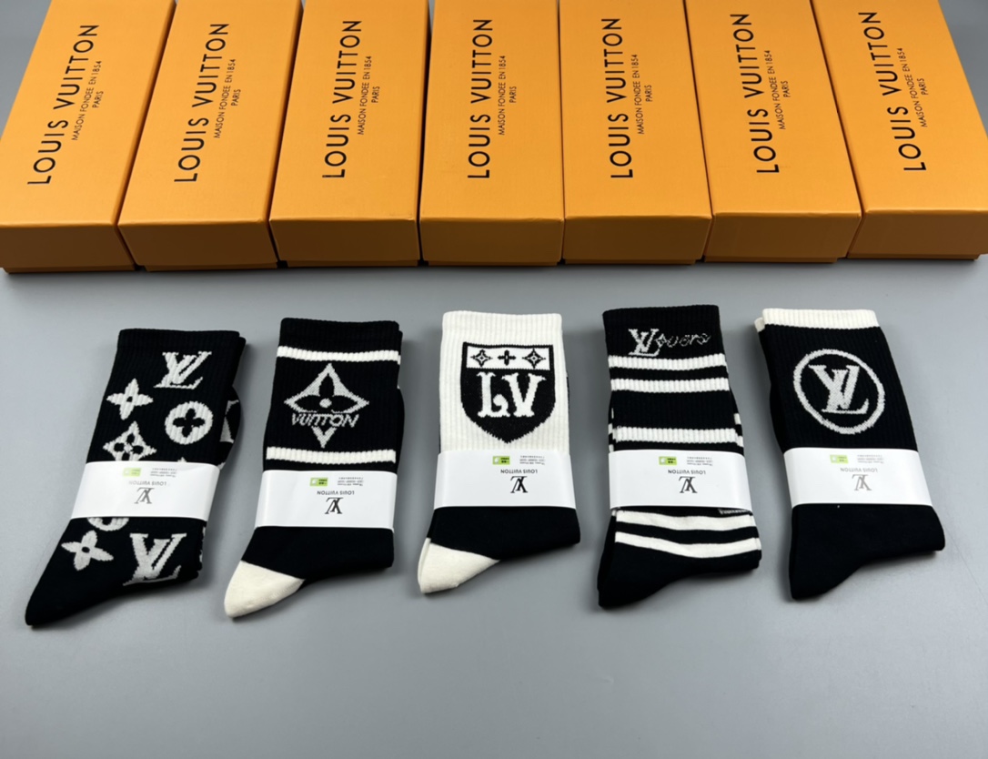  💛配专柜包装
LV（路易威登）新款中长款堆堆袜袜子！一盒五双，专柜同步筒袜袜子，大牌出街，潮人必备。超