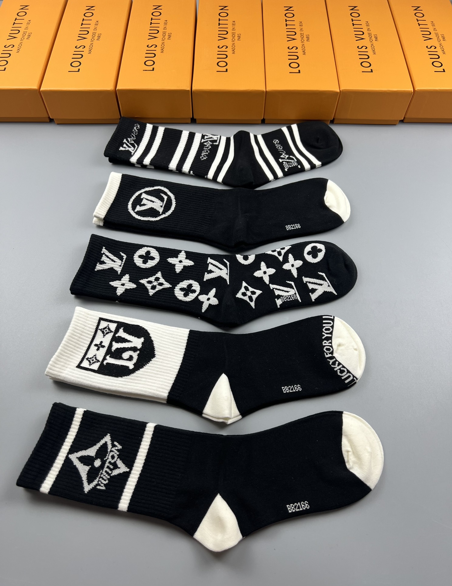  💛配专柜包装
LV（路易威登）新款中长款堆堆袜袜子！一盒五双，专柜同步筒袜袜子，大牌出街，潮人必备。超
