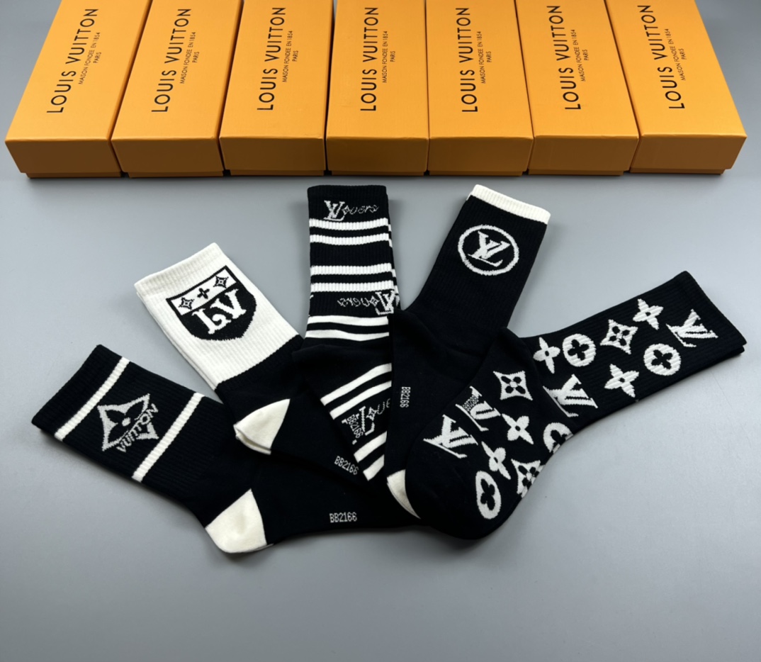  💛配专柜包装
LV（路易威登）新款中长款堆堆袜袜子！一盒五双，专柜同步筒袜袜子，大牌出街，潮人必备。超