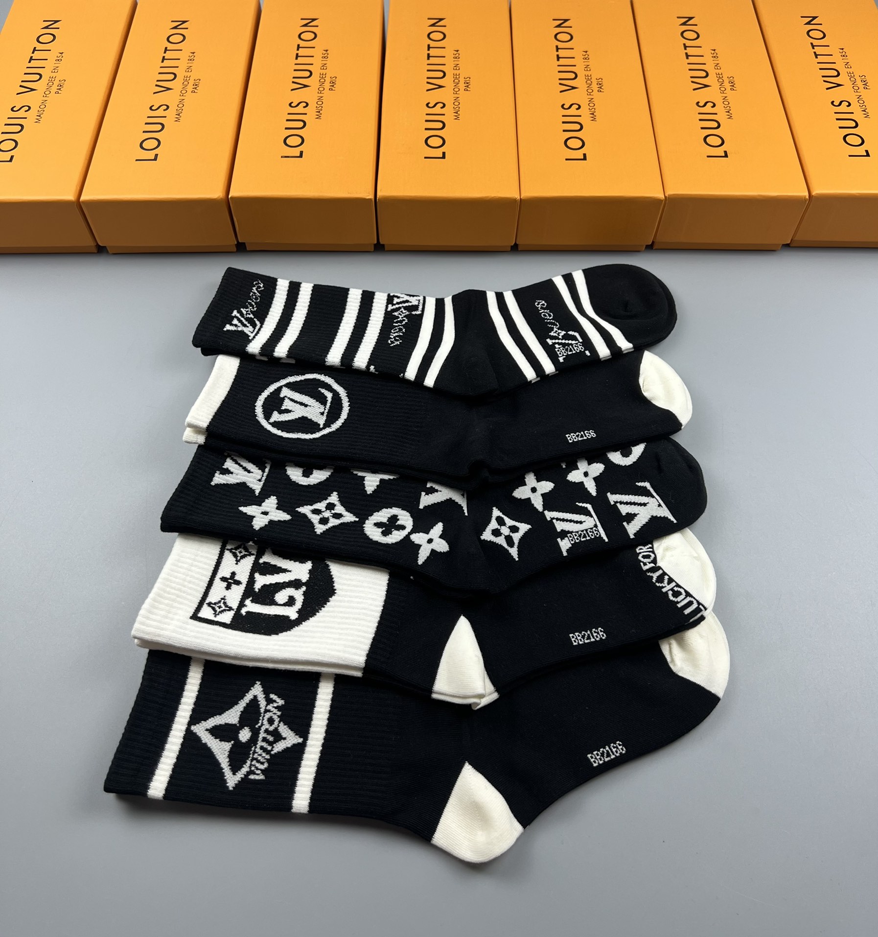  💛配专柜包装
LV（路易威登）新款中长款堆堆袜袜子！一盒五双，专柜同步筒袜袜子，大牌出街，潮人必备。超